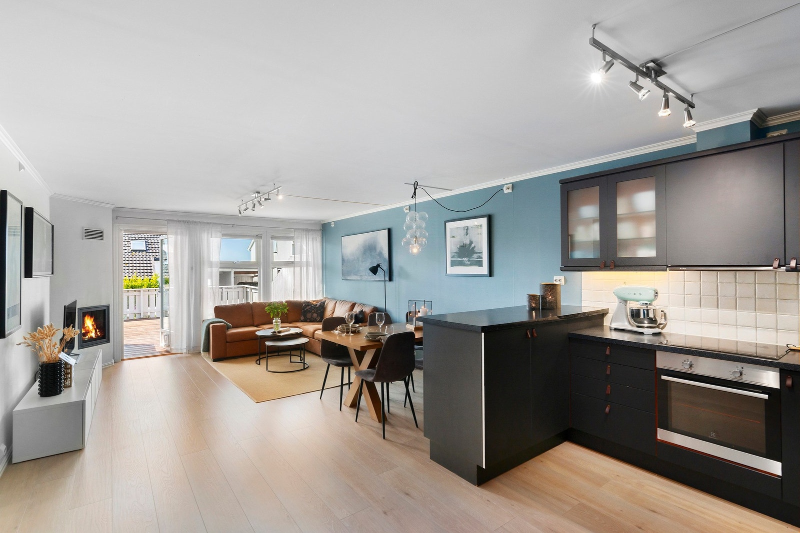 Herlig og luftig åpen løsning mellom stue og kjøkken, og ikke minst utgang til sydvendt terrasse. Legg merke til de flotte gulvene. Galleribilde