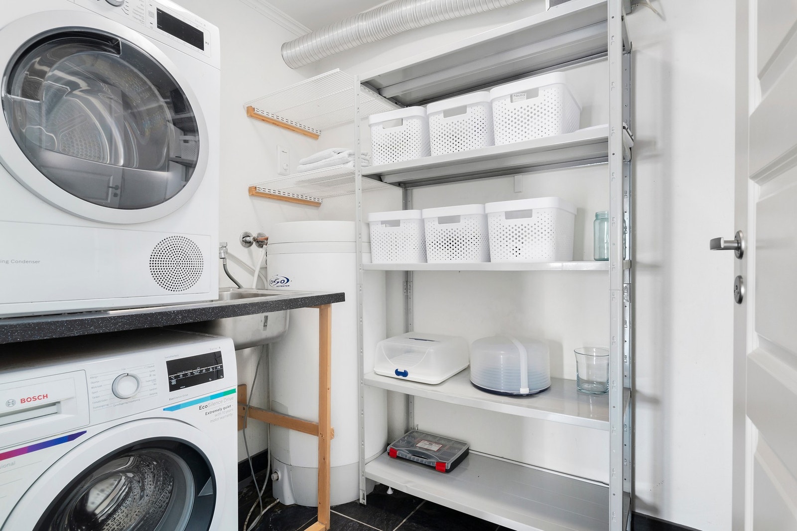 Til tross for at badet er romslig så har leiligheten eget vaskerom, et "must" for de fleste. Galleribilde