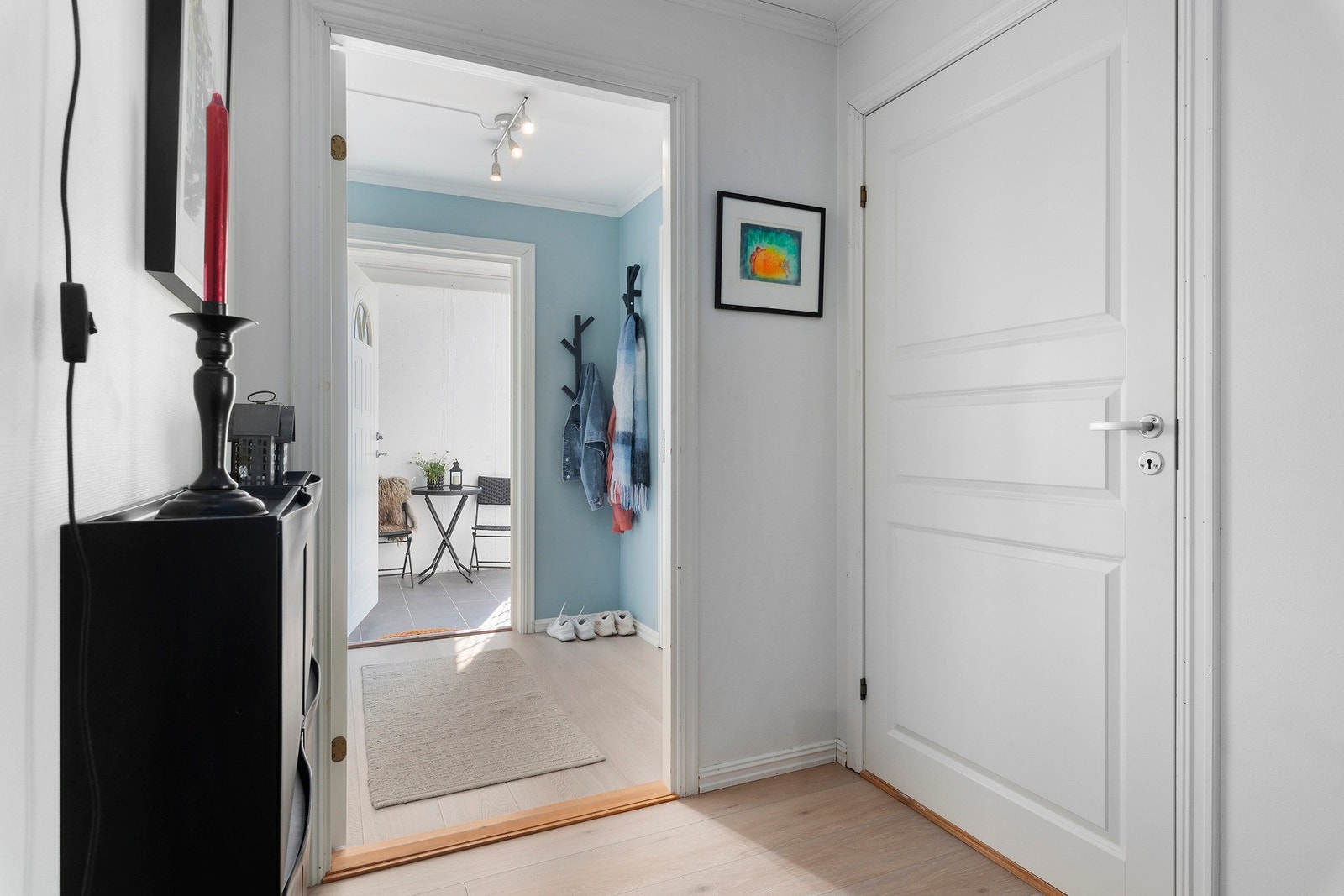 Vindfanget er stort nok til å kunne henge fra seg litt klær og sette fra seg sko. Galleribilde