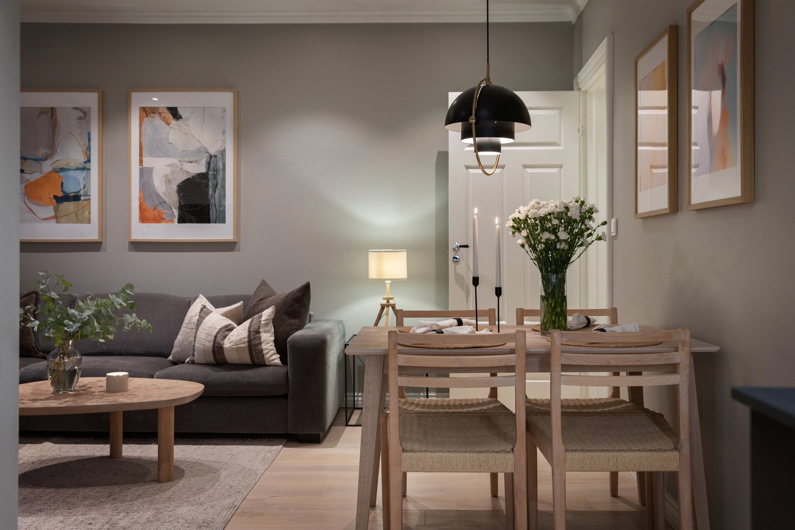 Veggene er malt i en behagelig fargetone og på gulvet er det lys enstavs eikeparkett Galleribilde