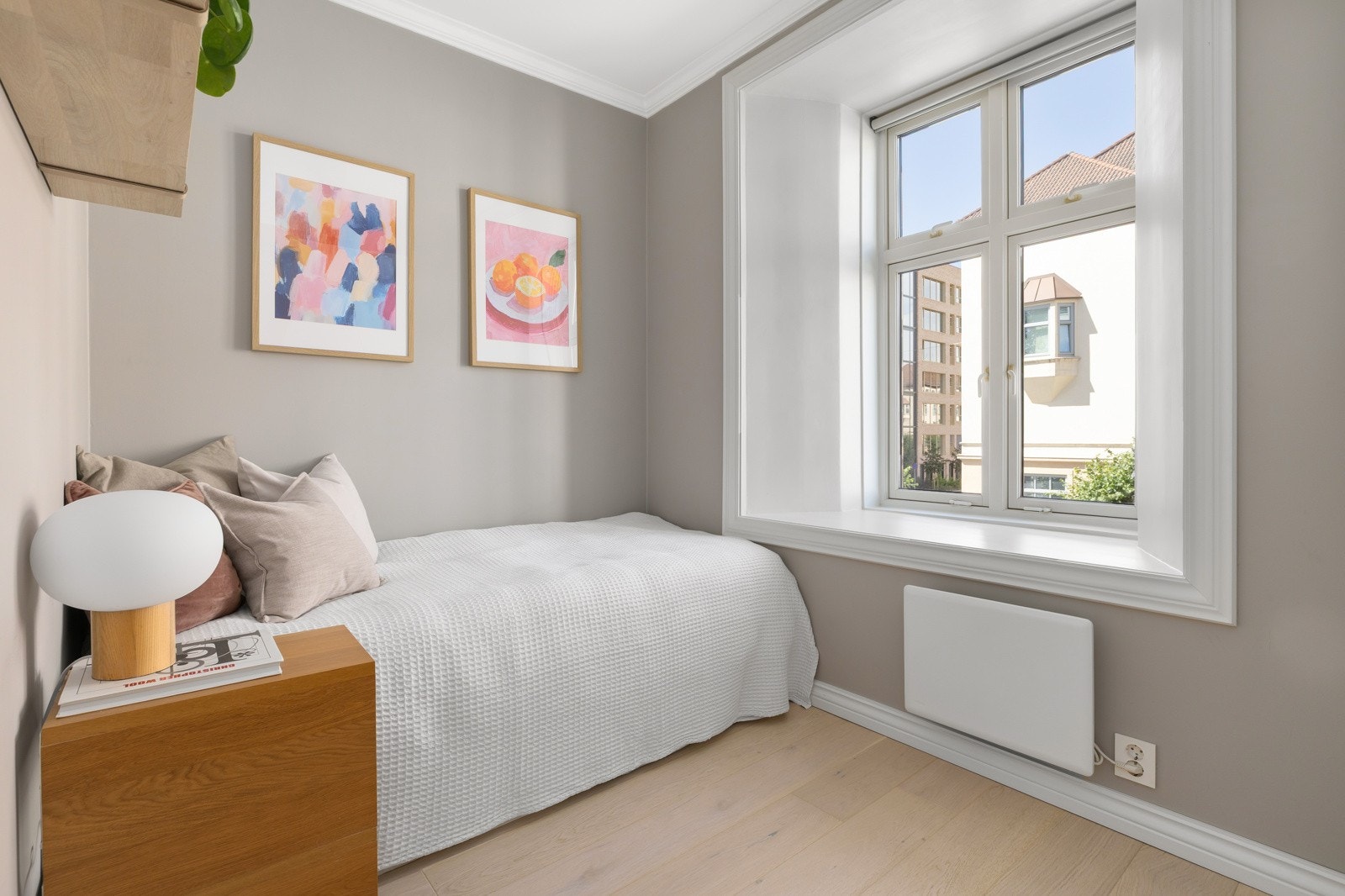 Soverom nr. 2 Gaten utenfor er også rolig. De er holdt i pene farger, med store garderober på hvert rom Galleribilde