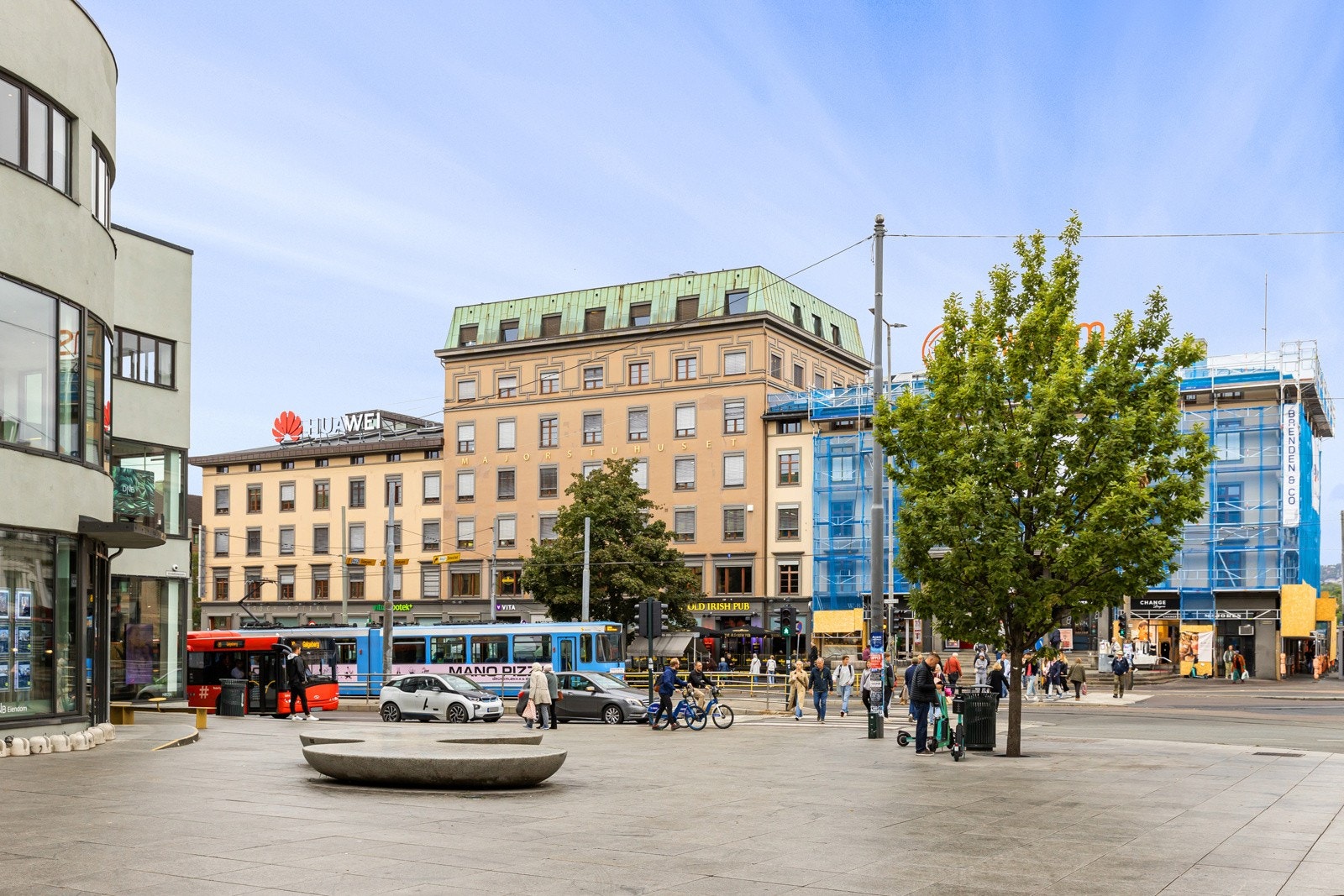 Majorstuen er et viktig kollektivknutepunkt i Oslo, da alle T-banelinjene, tre sporvognslinjer og fem busslinjer trafikkerer stedet Galleribilde