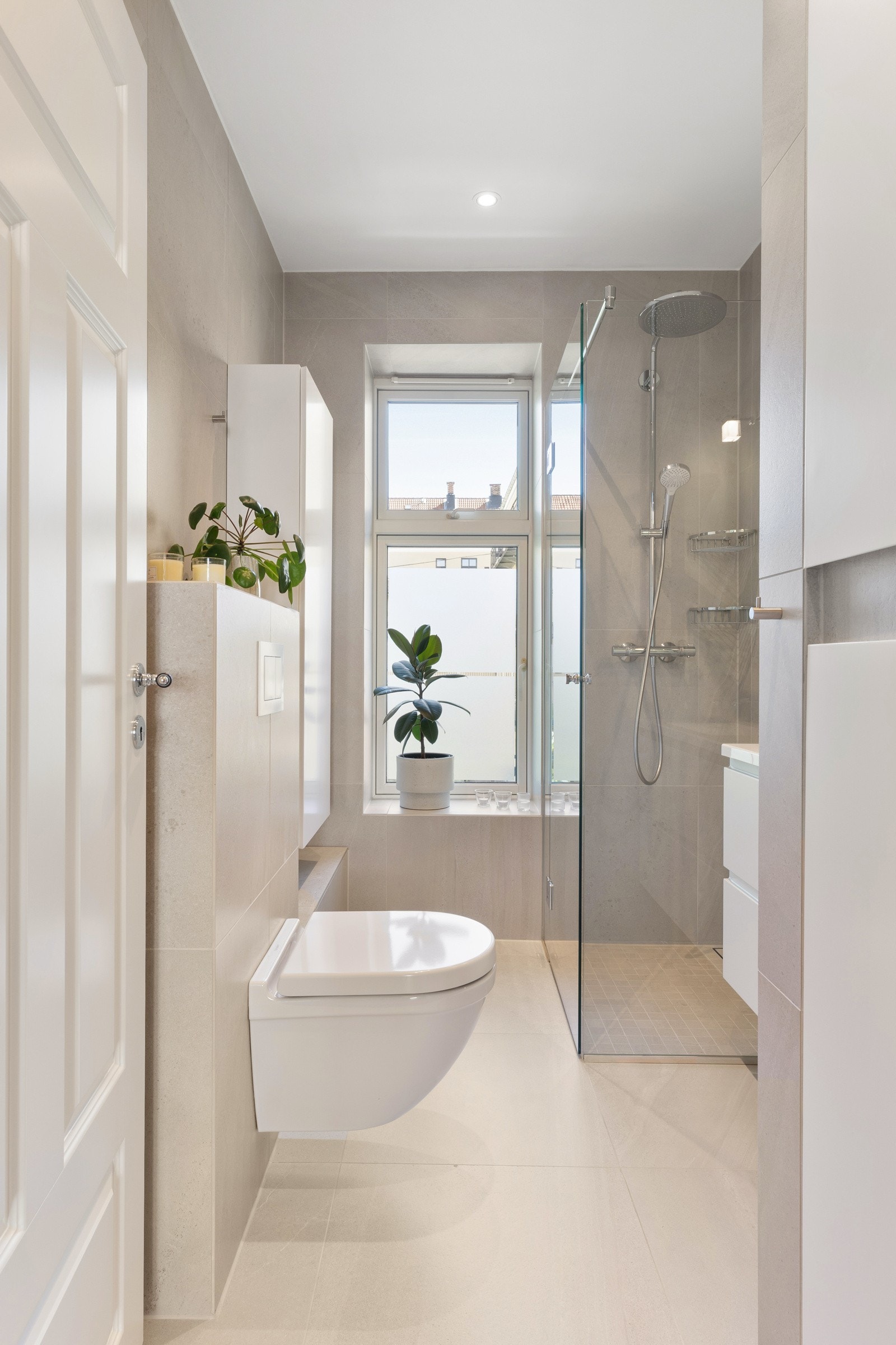 Badet som ble pusset opp i 2019 er romslig og delikat Galleribilde