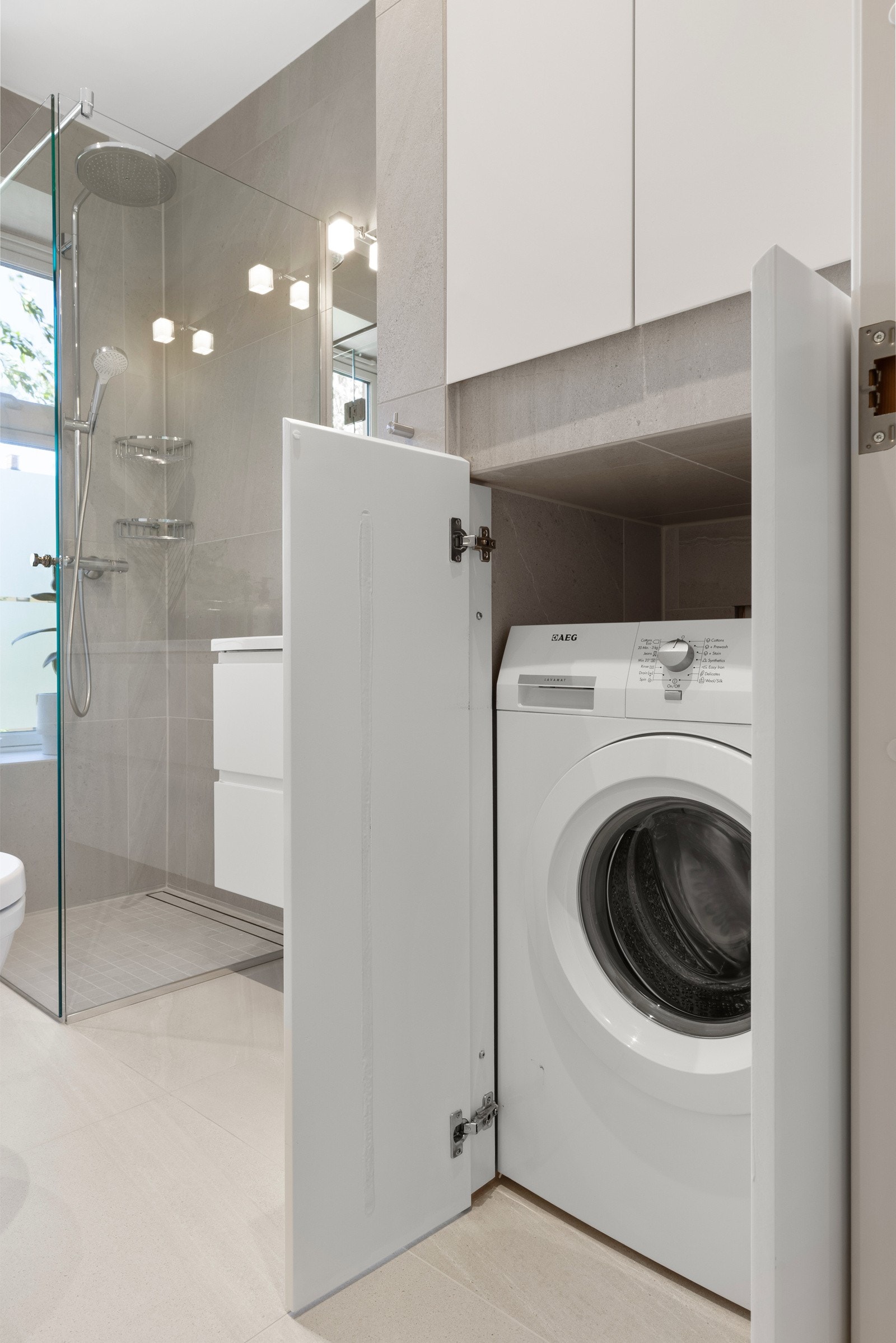 Opplegg for vaskemaskin er skjult i skap, en fin løsning Galleribilde