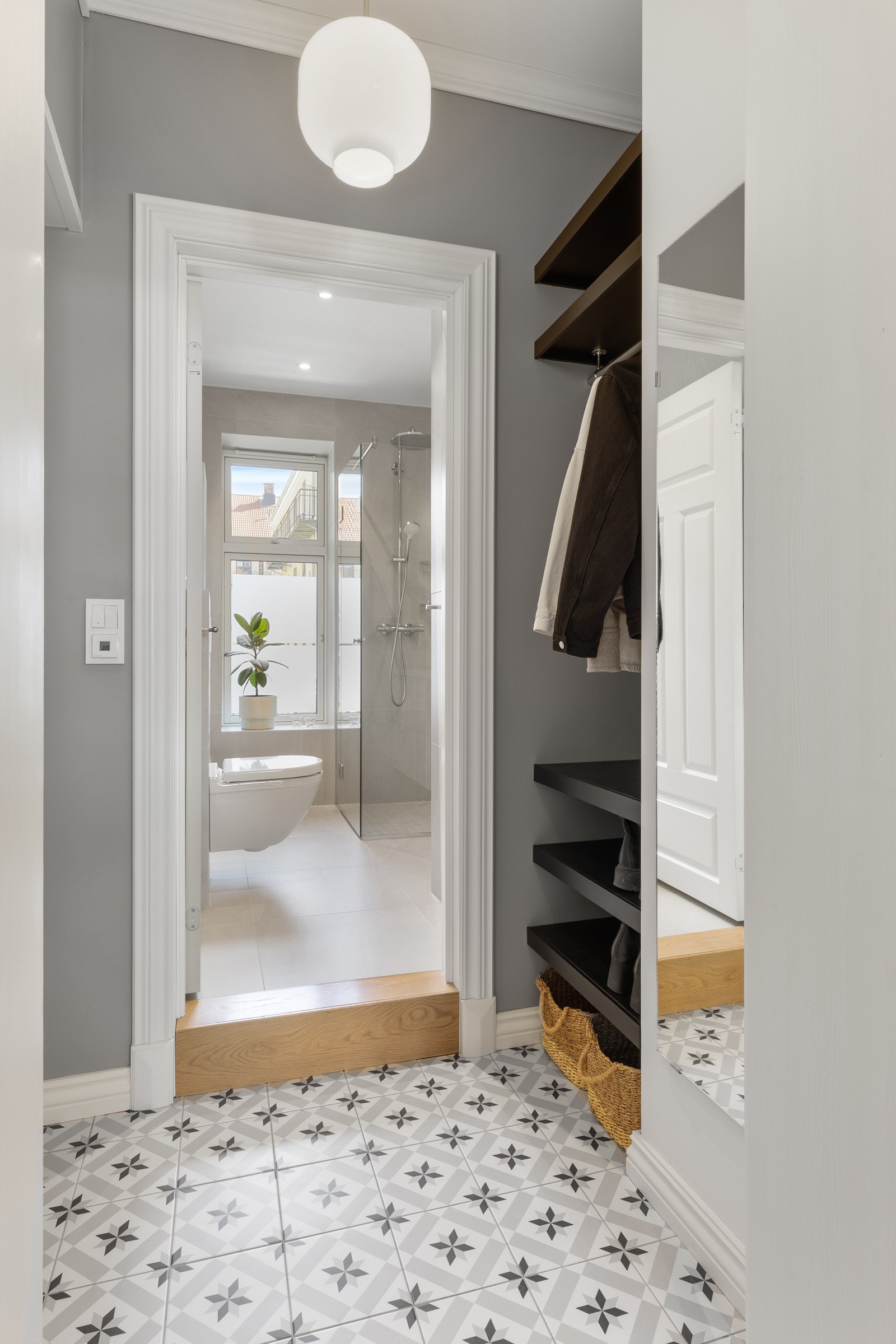 Entreen gir et meget godt førsteinntrykk og en liten smakebit på den gjennomførte standarden som preger leiligheten Galleribilde