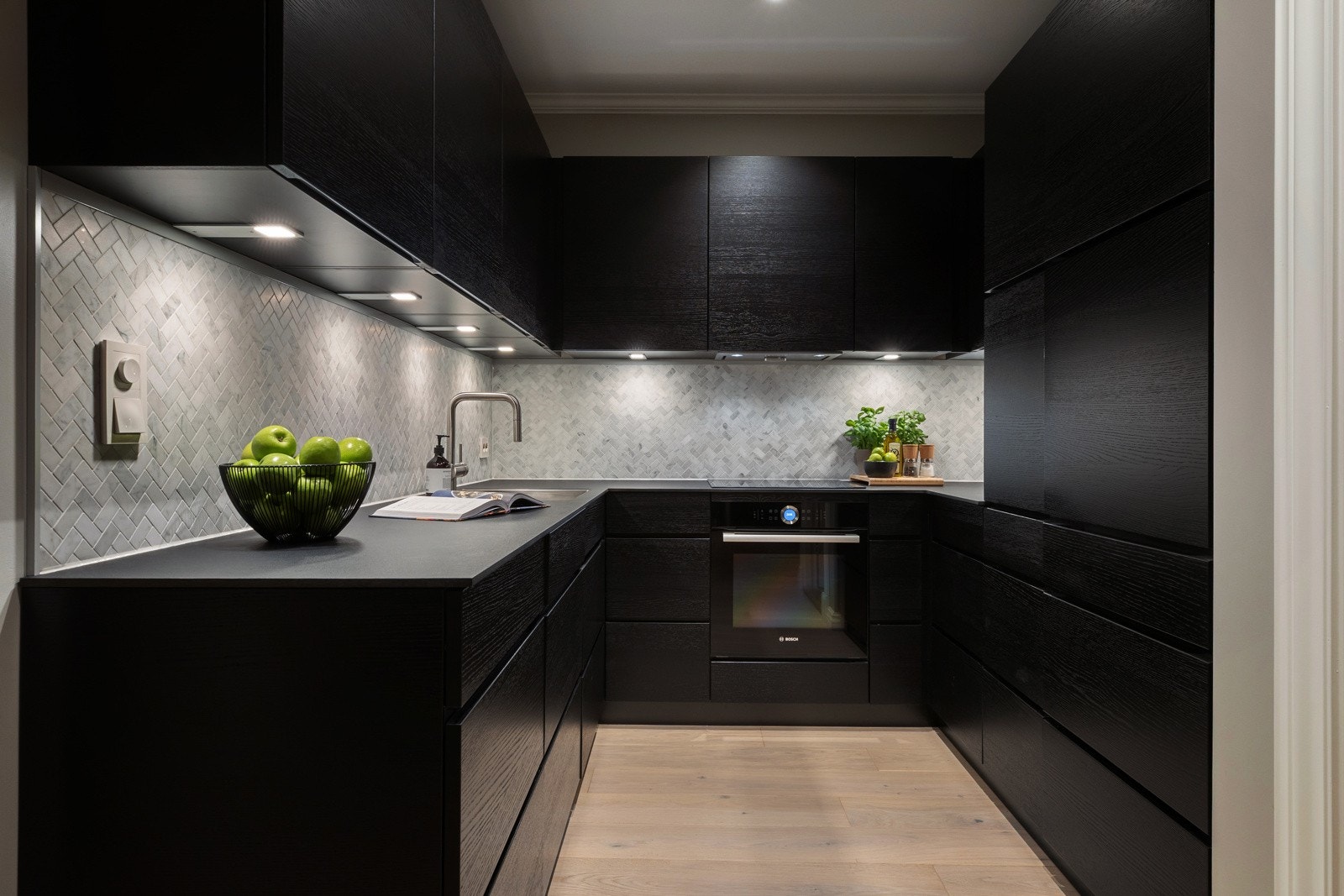 Benkeplater av hardlaminat, slette fronter og flislagt backsplash Galleribilde