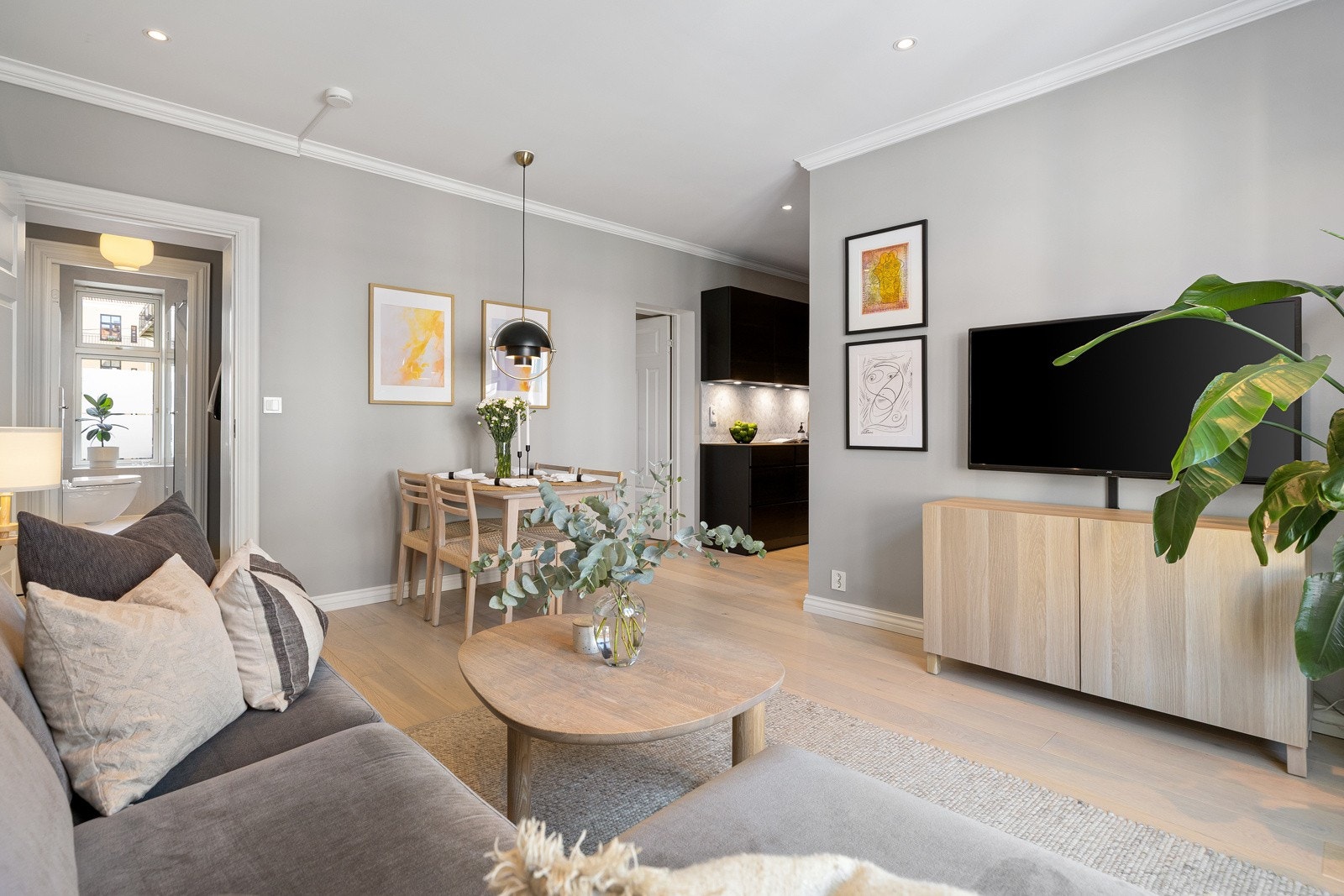 Det er pipeløp i stuen og mulig å etablere ildsted Galleribilde