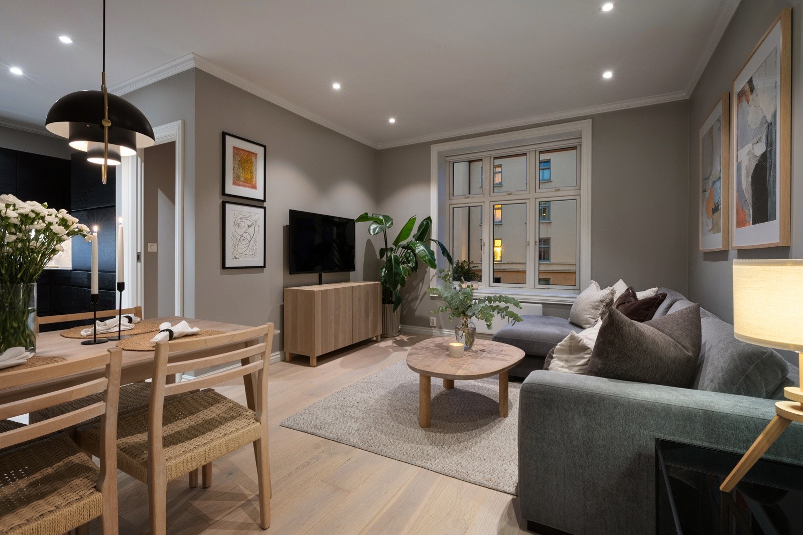 Fra entreen kommer man inn i et flott allrom bestående av stue, spisestue og et lekkert kjøkken Galleribilde