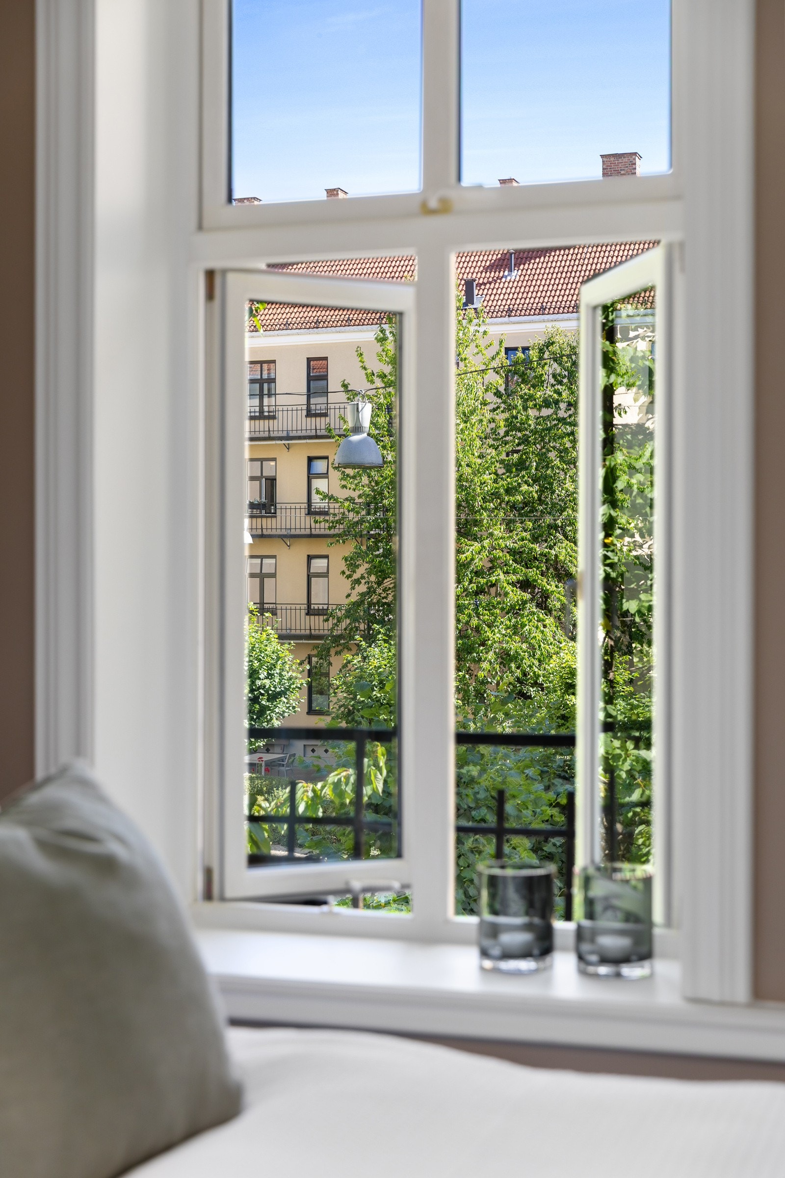 Hyggelig utsyn mot bakgård. Her er også brannbalkongen Galleribilde