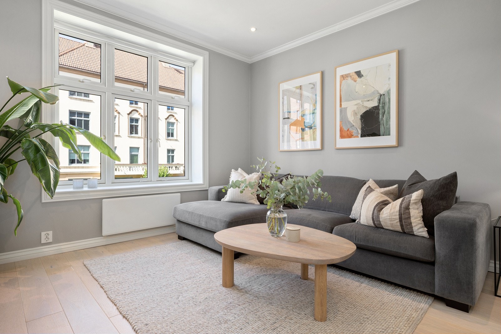 God takhøyde, og fine vindusflater som rammer inn bygårdsbebyggelse fra forrige århundre utenfor Galleribilde