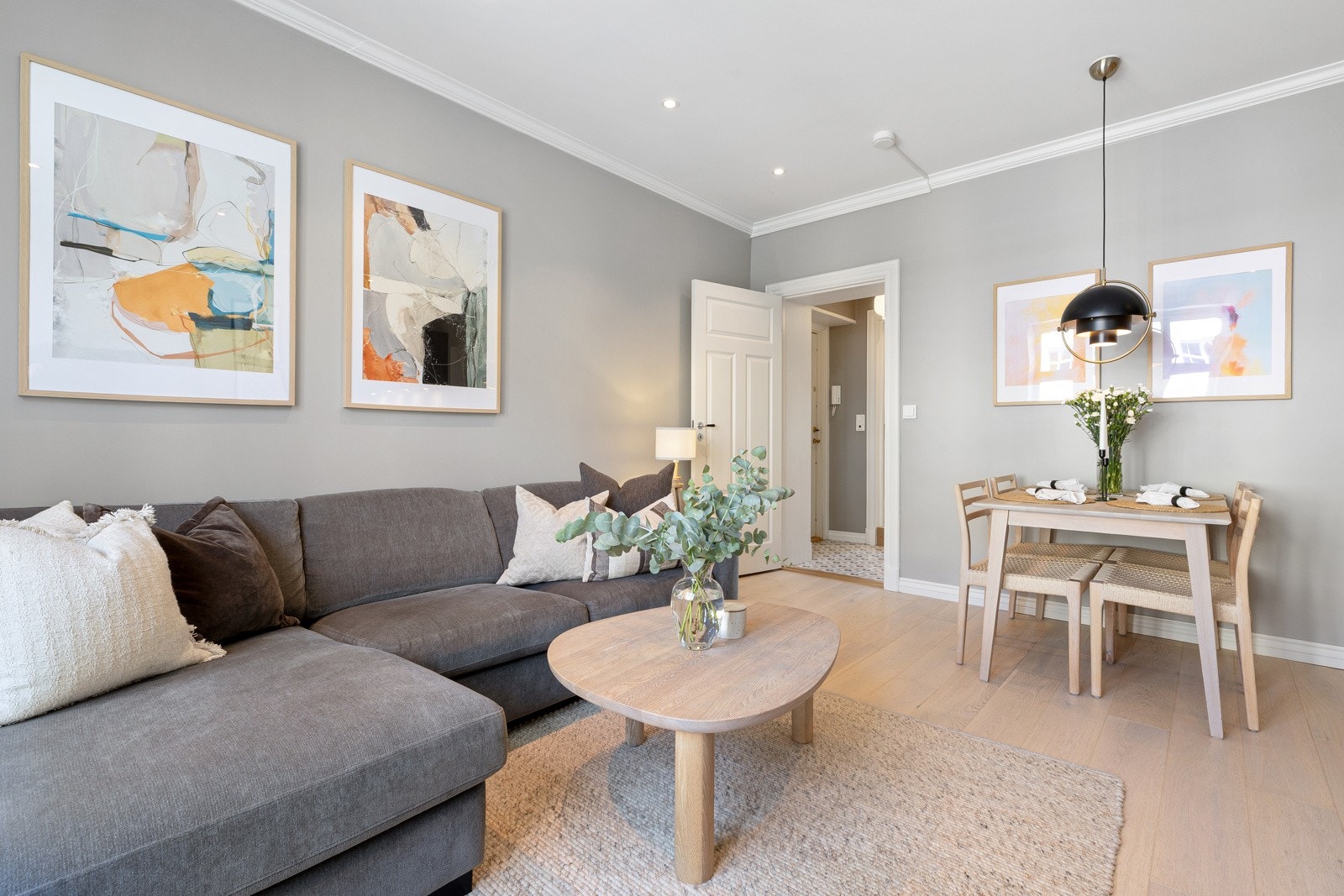 Takhøyden som er målt til hele 2,65m gir en helt egen romfølelse Galleribilde