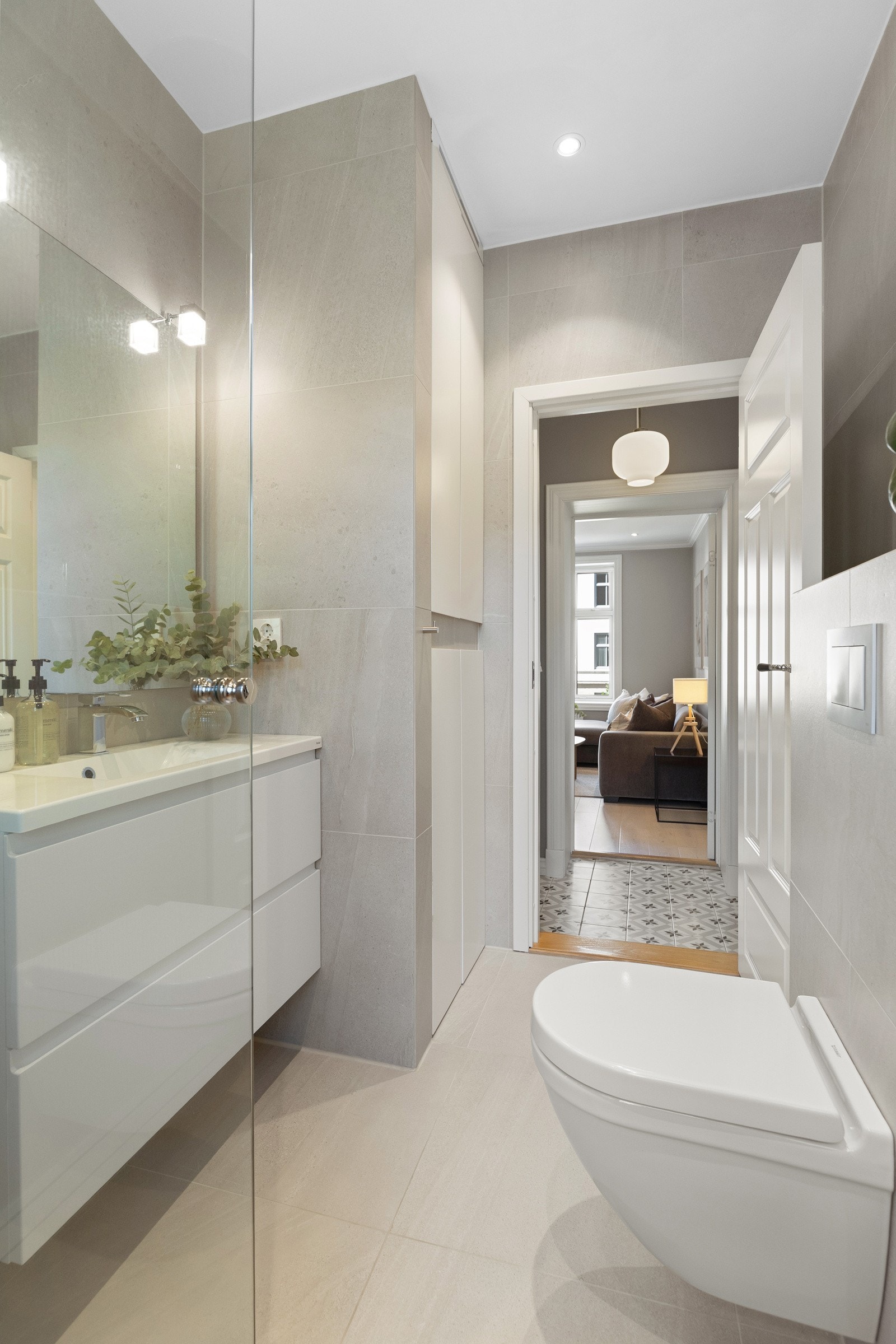 I dusjen er det et pent rennesluk, og det er observert en banemembran og klemring Galleribilde