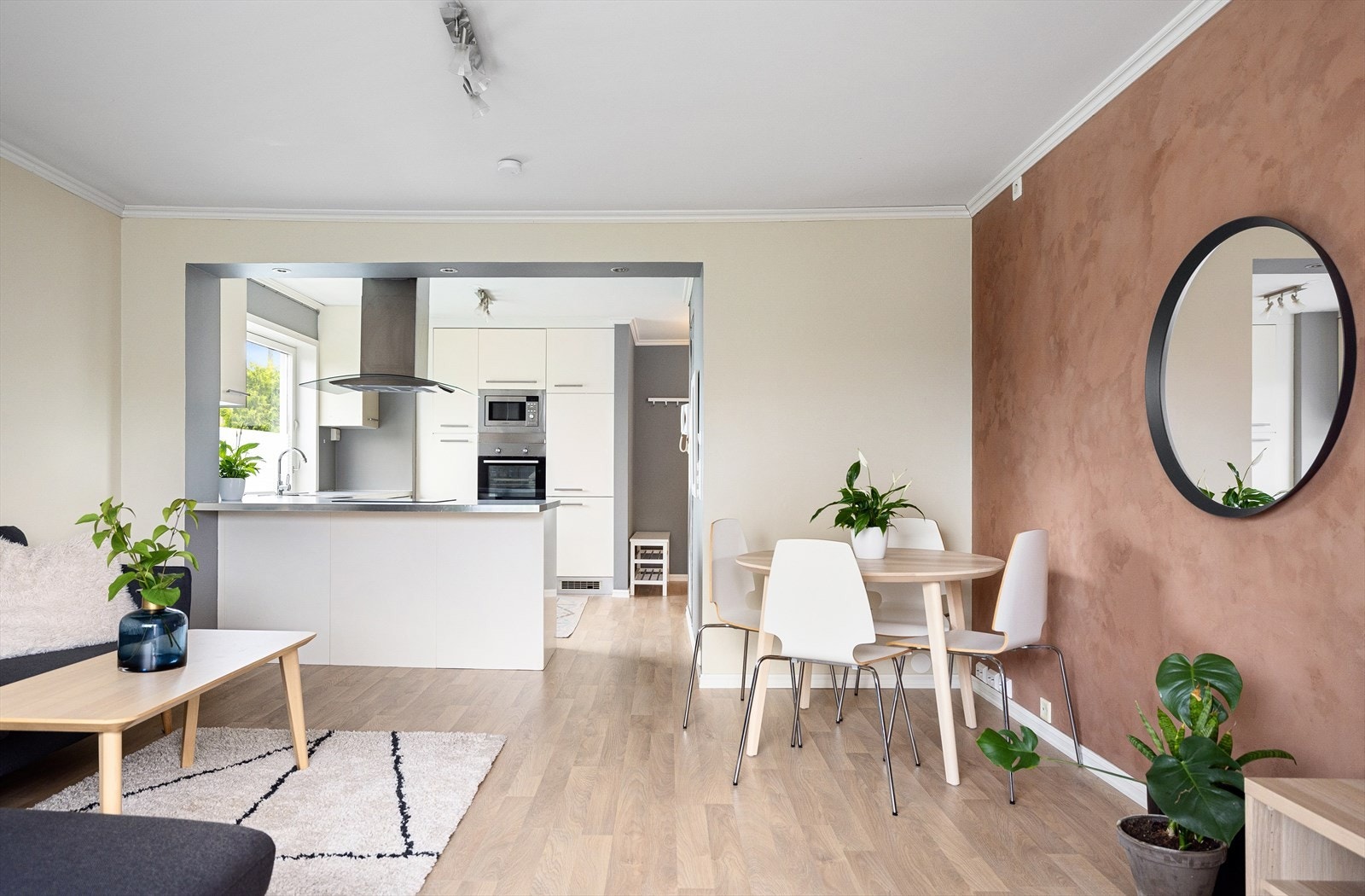 En kjøkkenøy deler praktisk stue fra kjøkken og gir godt med benkeplass. Galleribilde