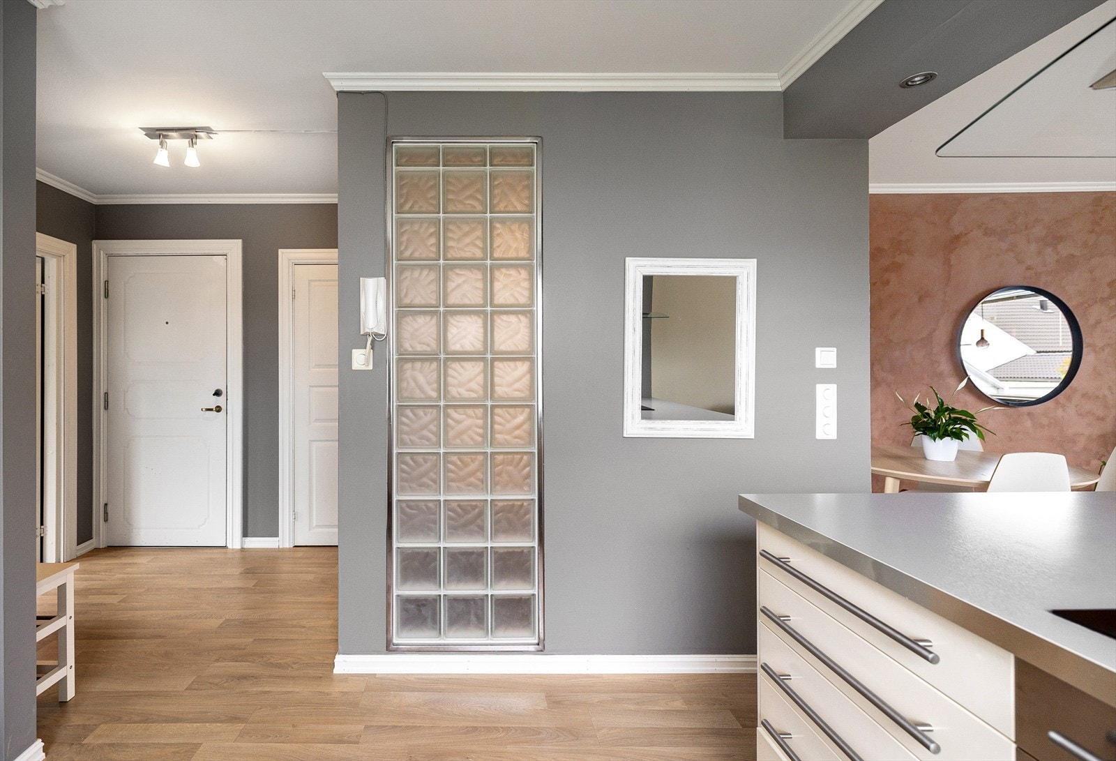 Glassbyggerstein gir fint lys inn på badet uten innsyn. Galleribilde