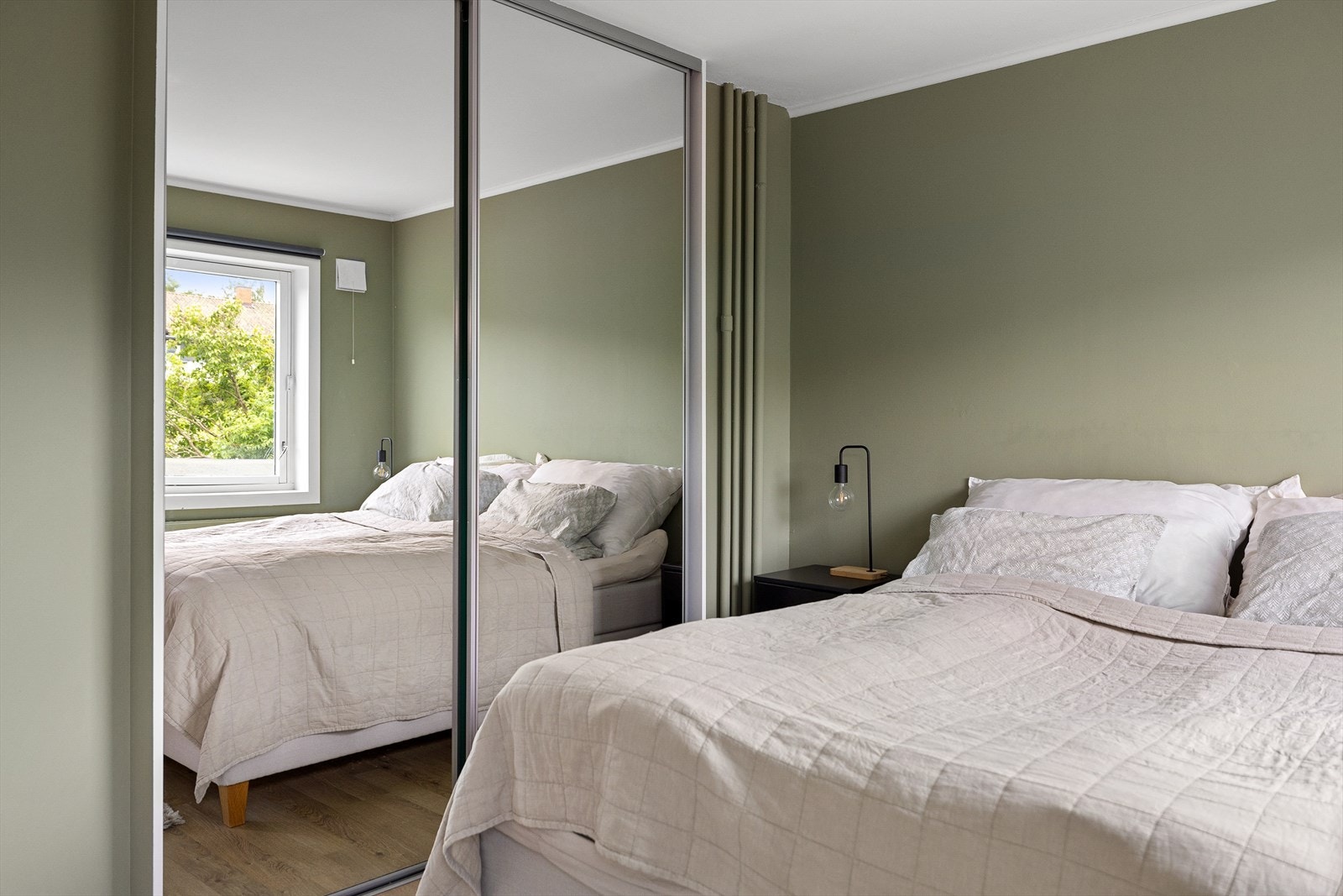 Rommet er holdt i en grønn behagelig farge og alle detaljer som radiator og rør er malt i samme farge. Galleribilde