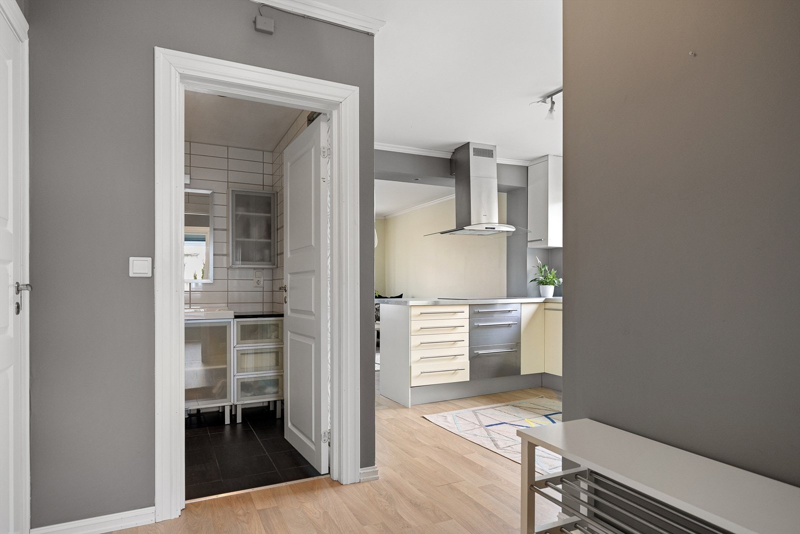 Badet ligger plassert praktis rett over gangen for soverommet. Galleribilde