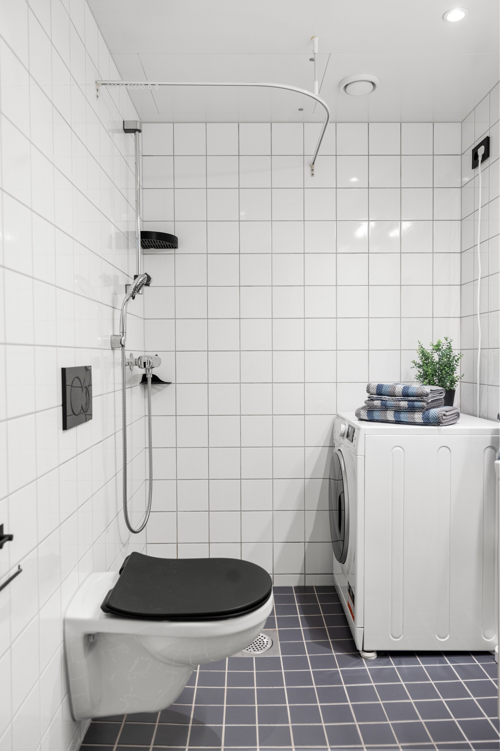 Flislagt bad med varme i gulvet og opplegg for vaskemaskin. Galleribilde