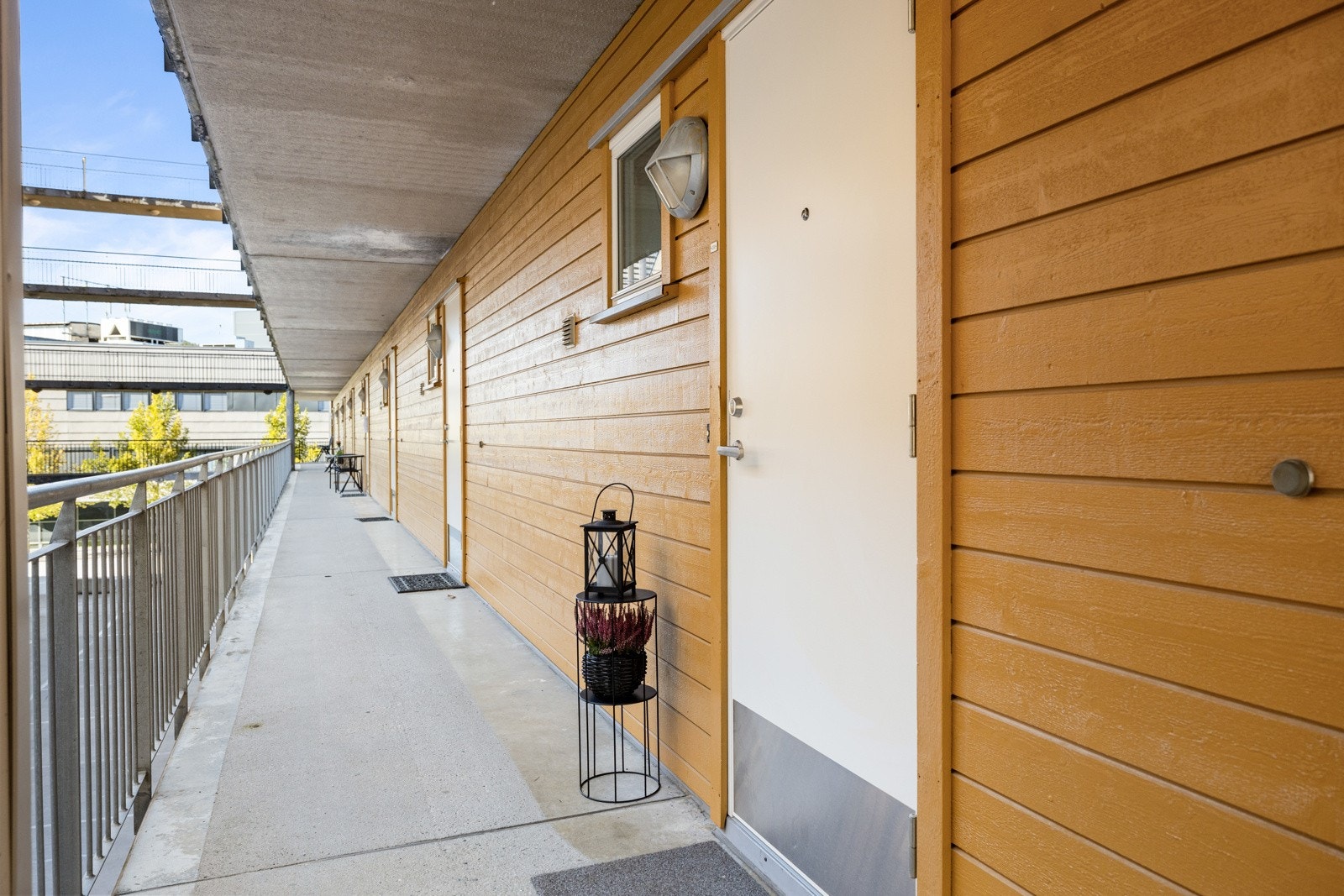 Adkomst via heis og felles svalgang. Galleribilde