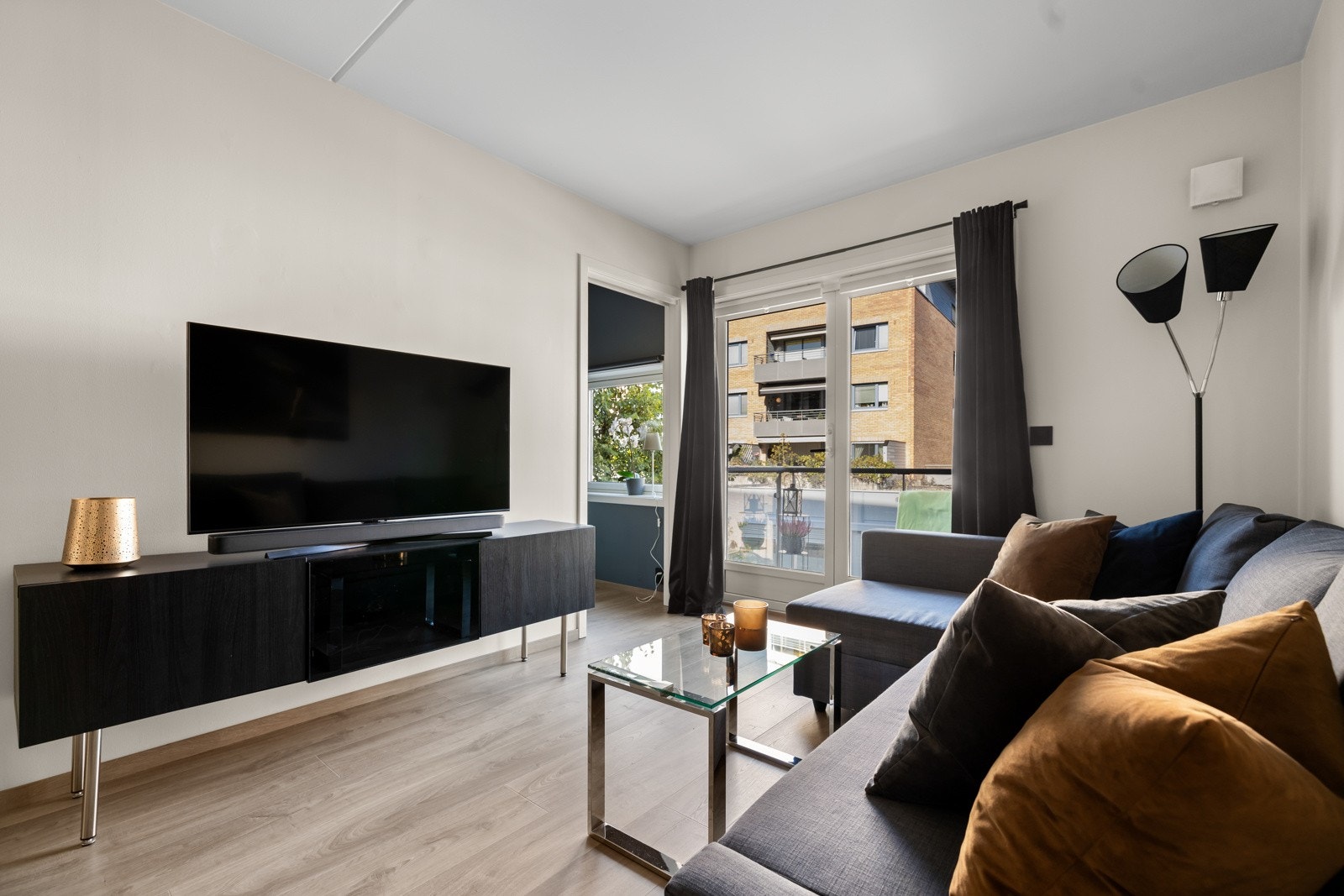 Utgang til balkongen fra stuen. Galleribilde