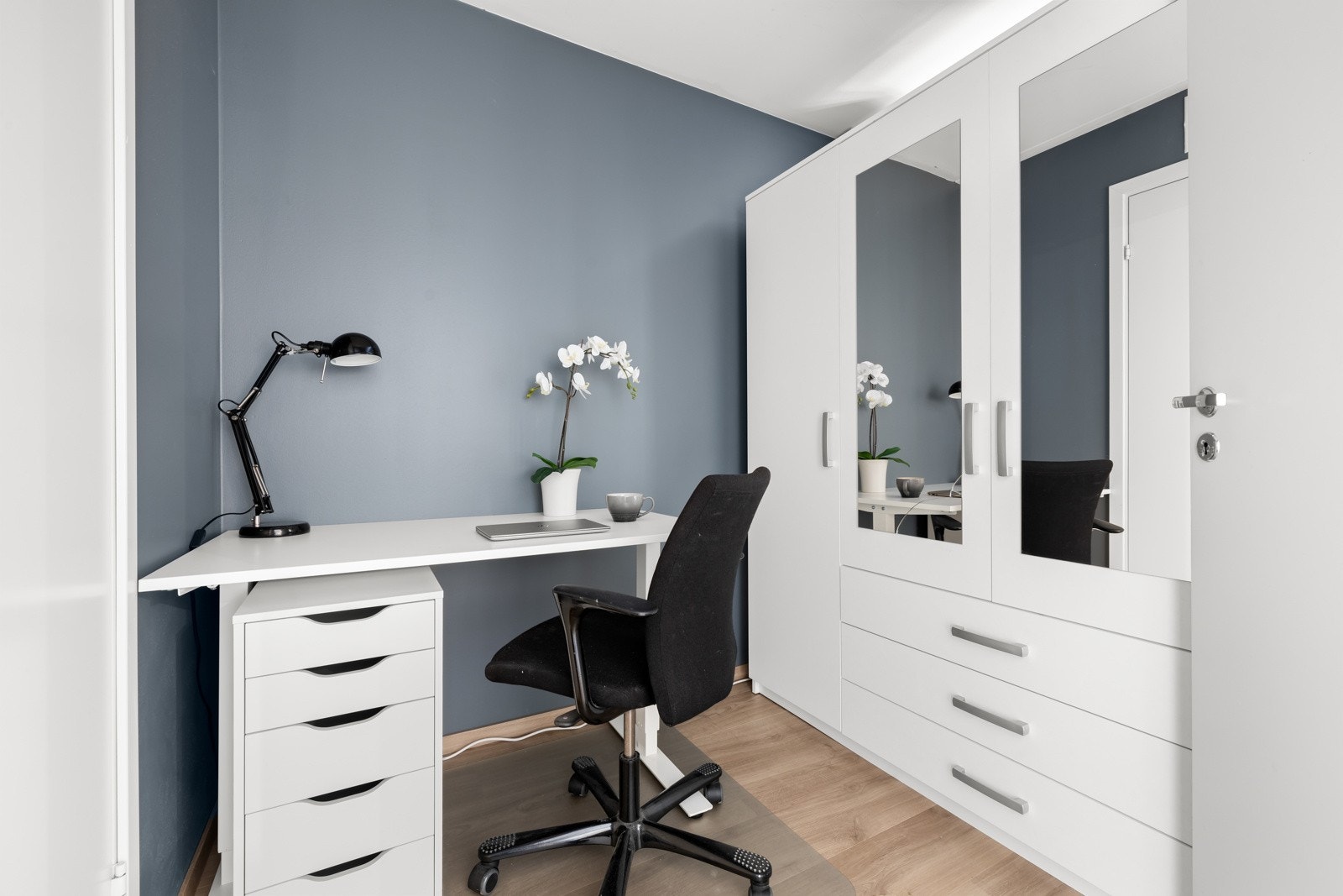 Soverommet er delt av med en lettvegg og det er etablert et lite kontor med egen inngang fra stuen. Galleribilde