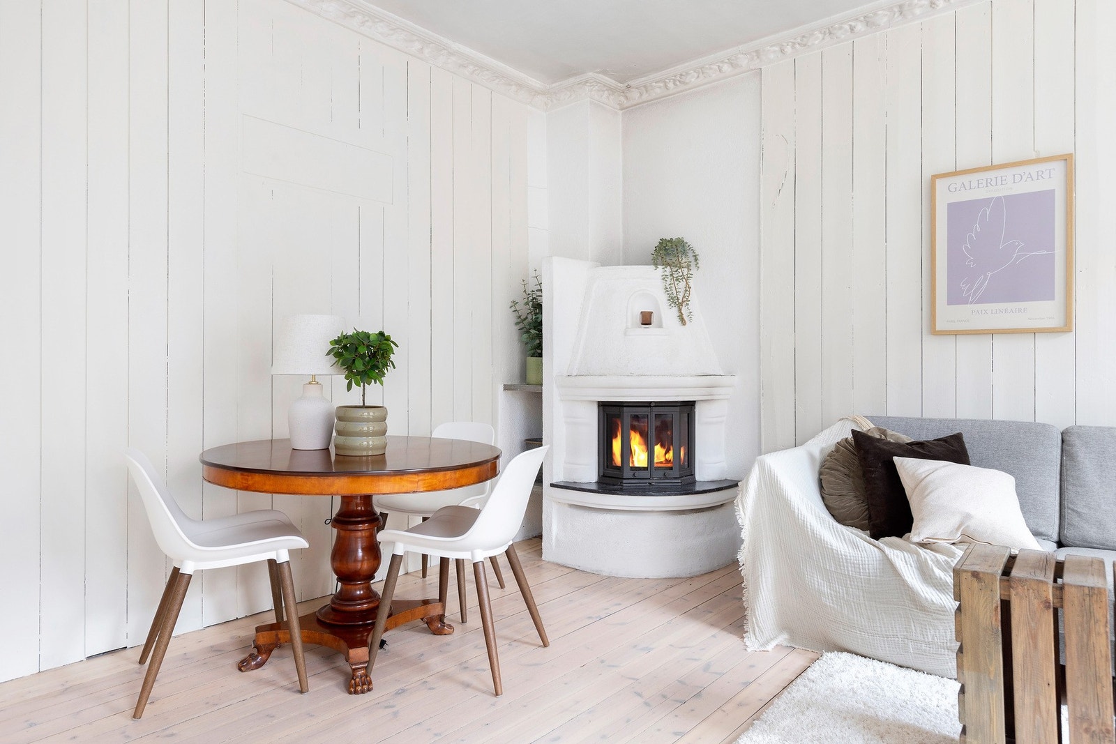 Tegelsteinpipen er rehabilitert i 2024. Varmer godt på de kalde vinterdagene. Galleribilde