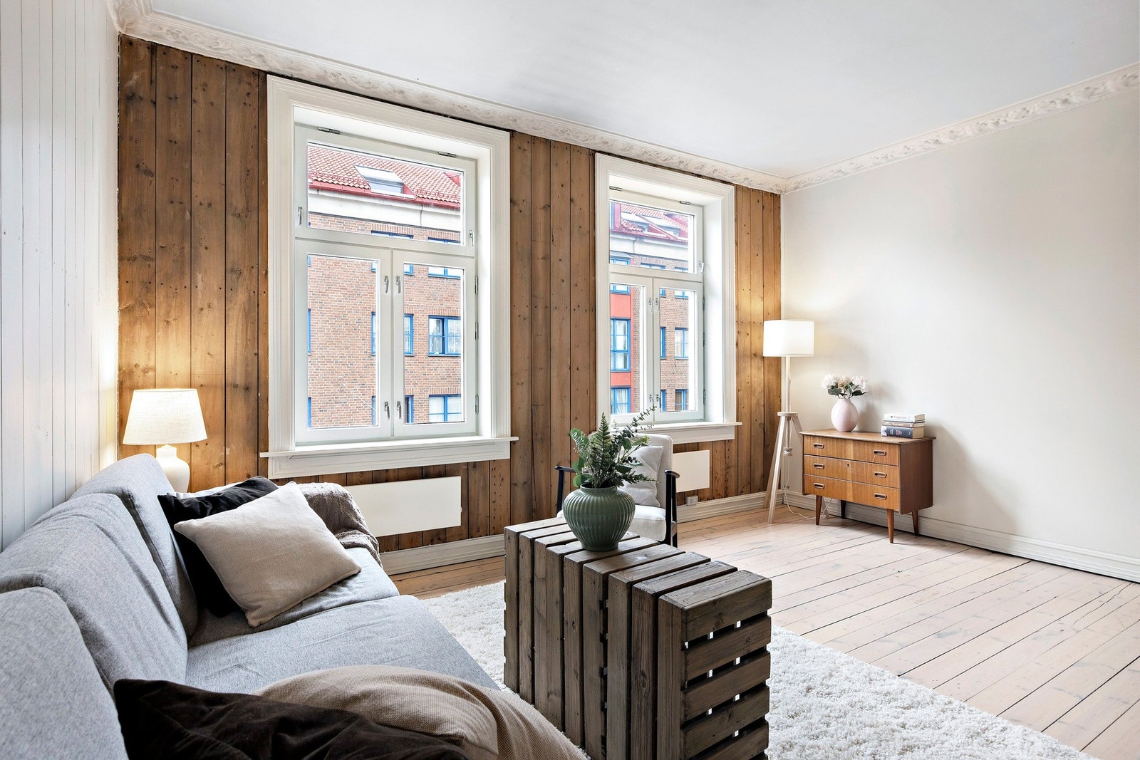 Stuen har en god soneinndeling hvor det er plass til en stor sofagruppe samt spisebord. Galleribilde