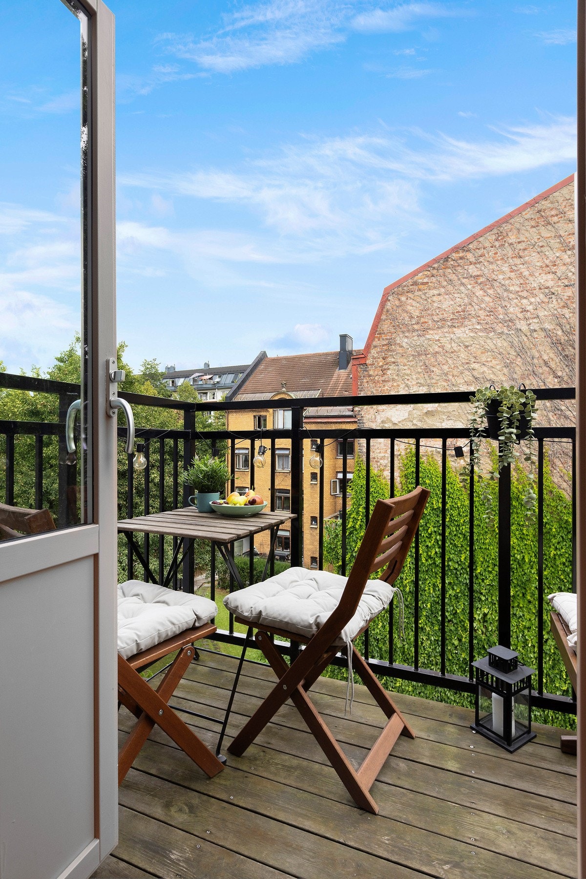 Dette er en sjelefull leilighet med originale detaljer beliggende i toppetasjen, med balkong! Galleribilde