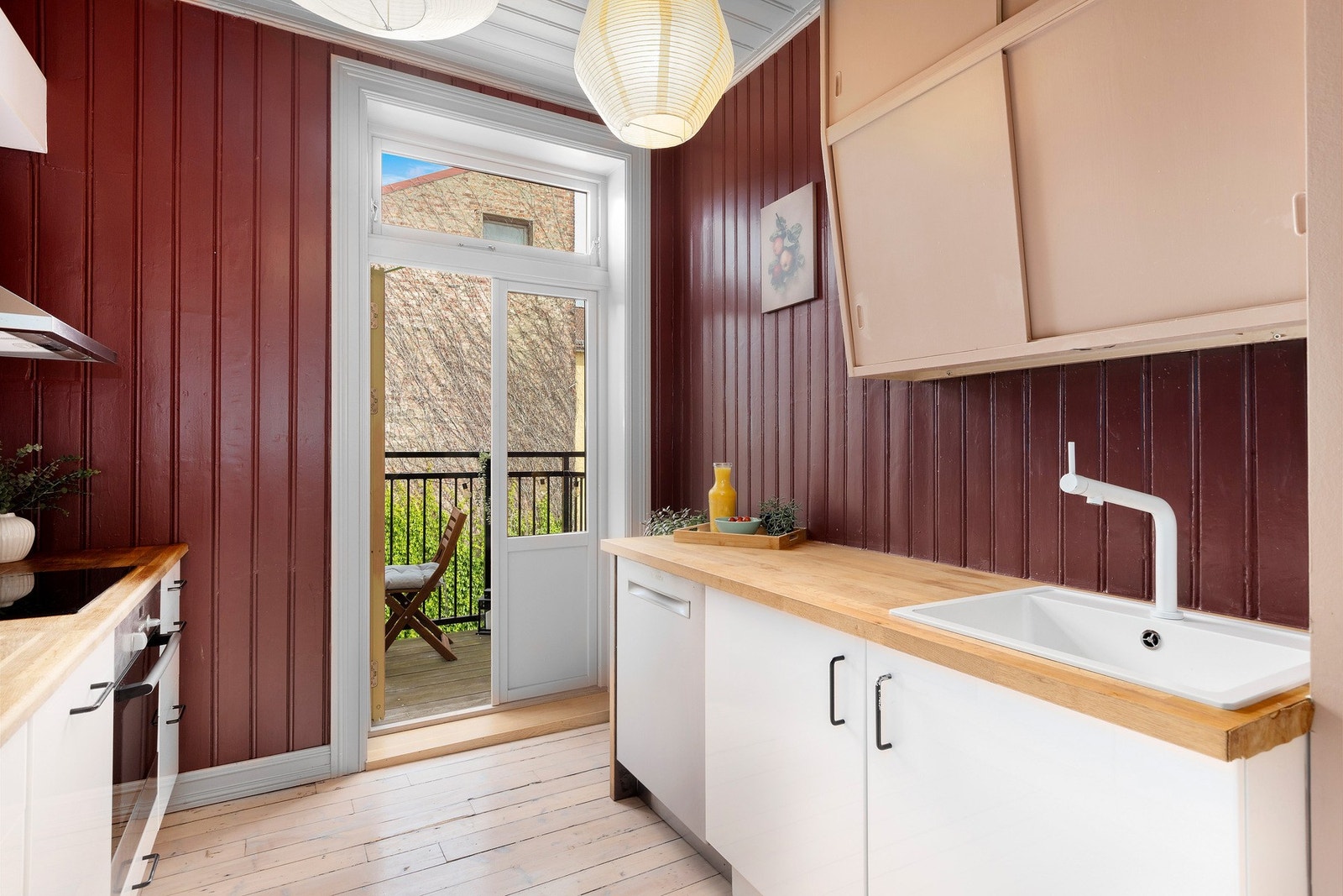 Fra kjøkkenet er det adkomst til en balkong på 3 kvm. Perfekt for morgenkaffen. Galleribilde