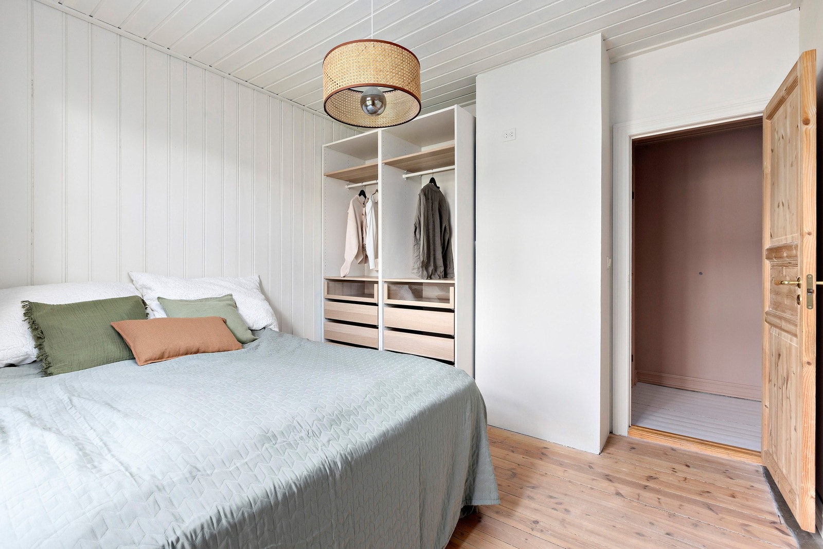 Soverommet er meget romslig og vender mot bakgården. Galleribilde