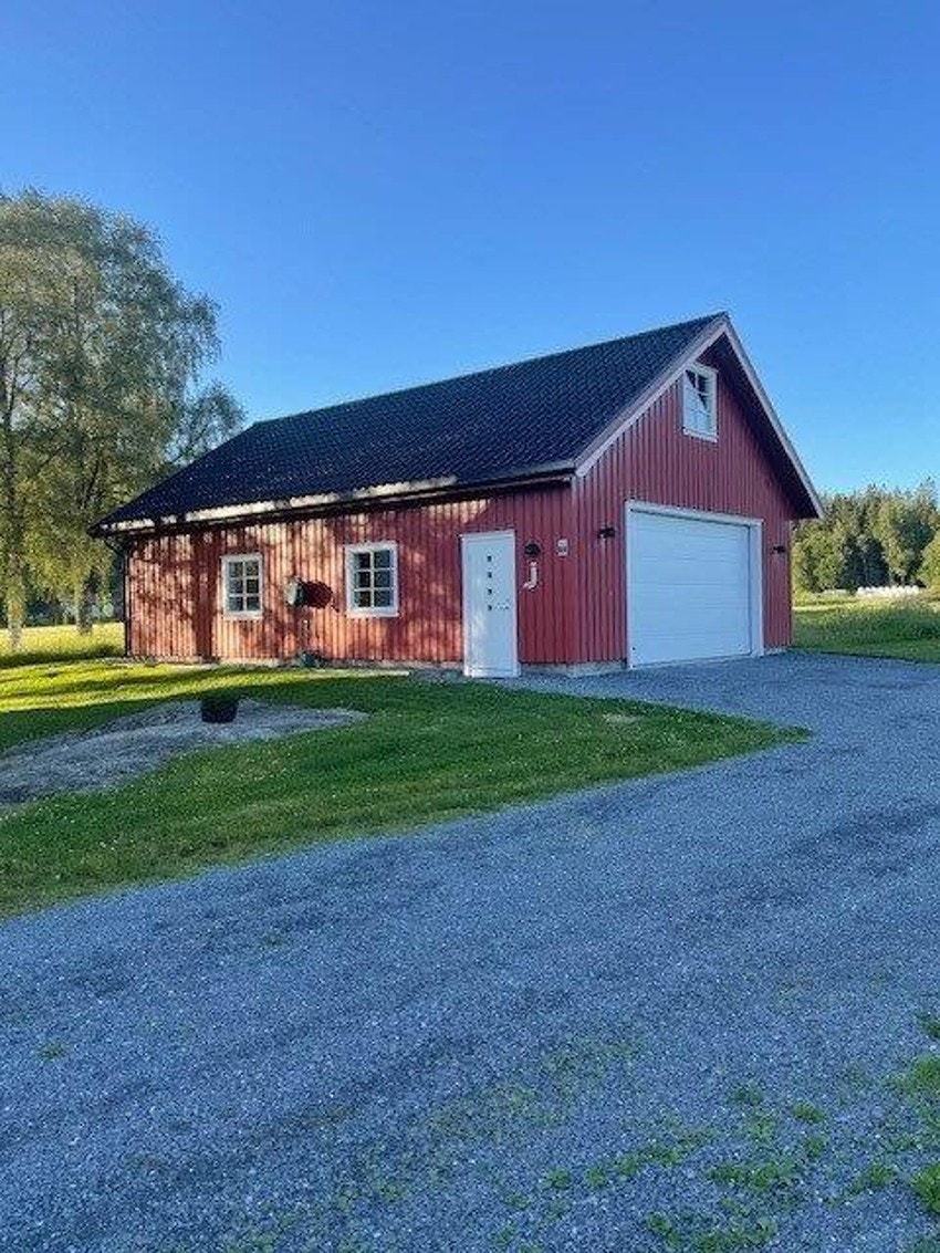 Romslig isolert garasje med hems Galleribilde