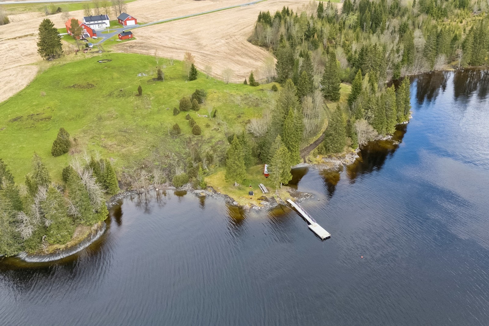 Naust og flytebrygge rett nedenfor tunet Galleribilde