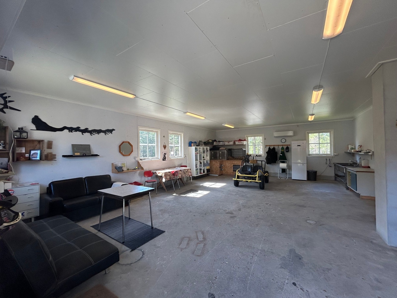 Uthus: flerbruksrom; hovedsakelig brukt til hund og utstyr, forkjøkken. Rommet er stort, lyst og behagelig og oppvarmet med egen varmepumpe. Gjør hverdagen med flere hunder enkel. Galleribilde