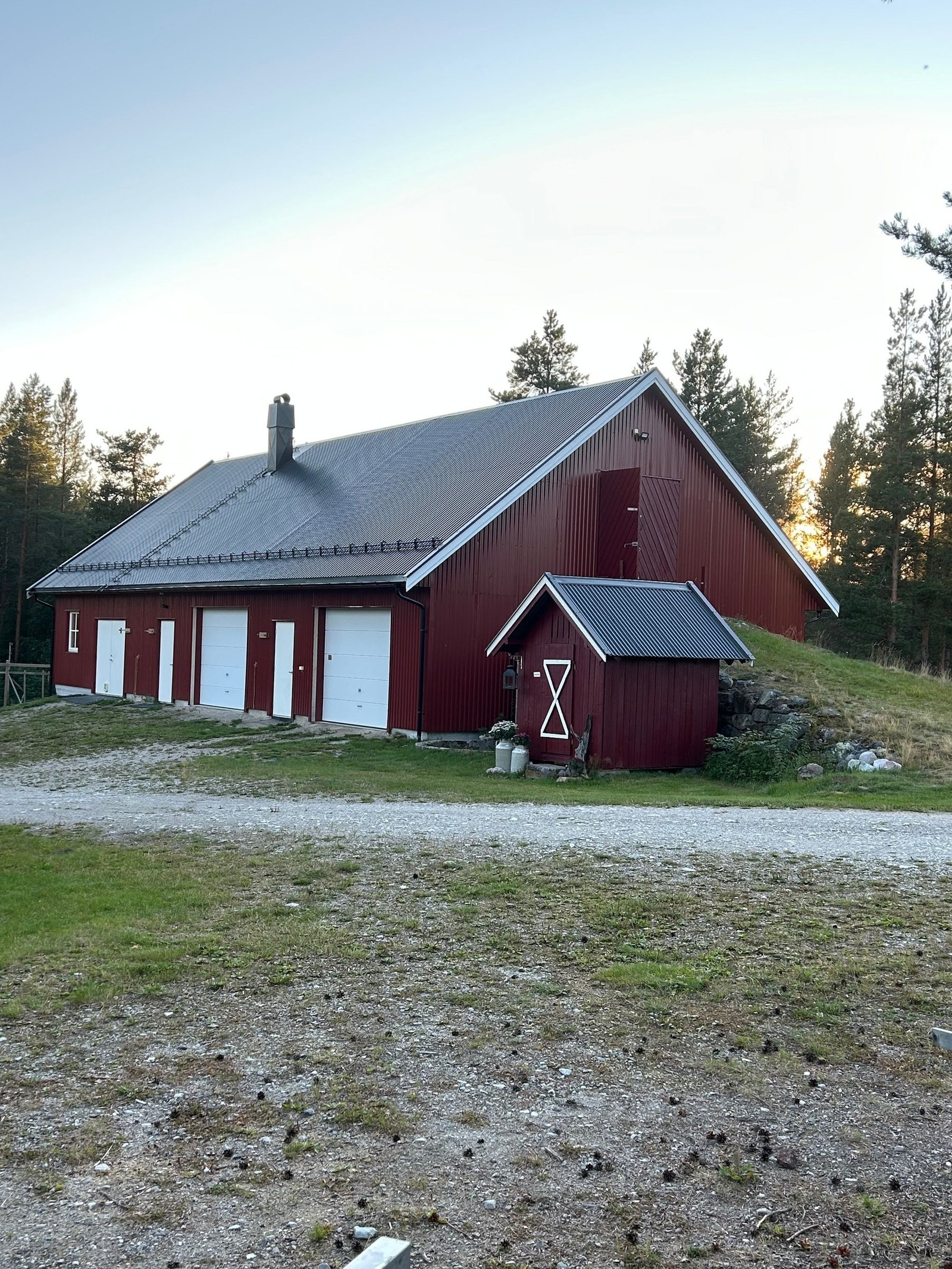 Uthus bygd i 2018 med stort verksteds rom, en garasjeplass i eget rom, garderobe, oppbevaringsrom og stort rom flerbruksrom brukt i forbindelse med utekennel. Galleribilde