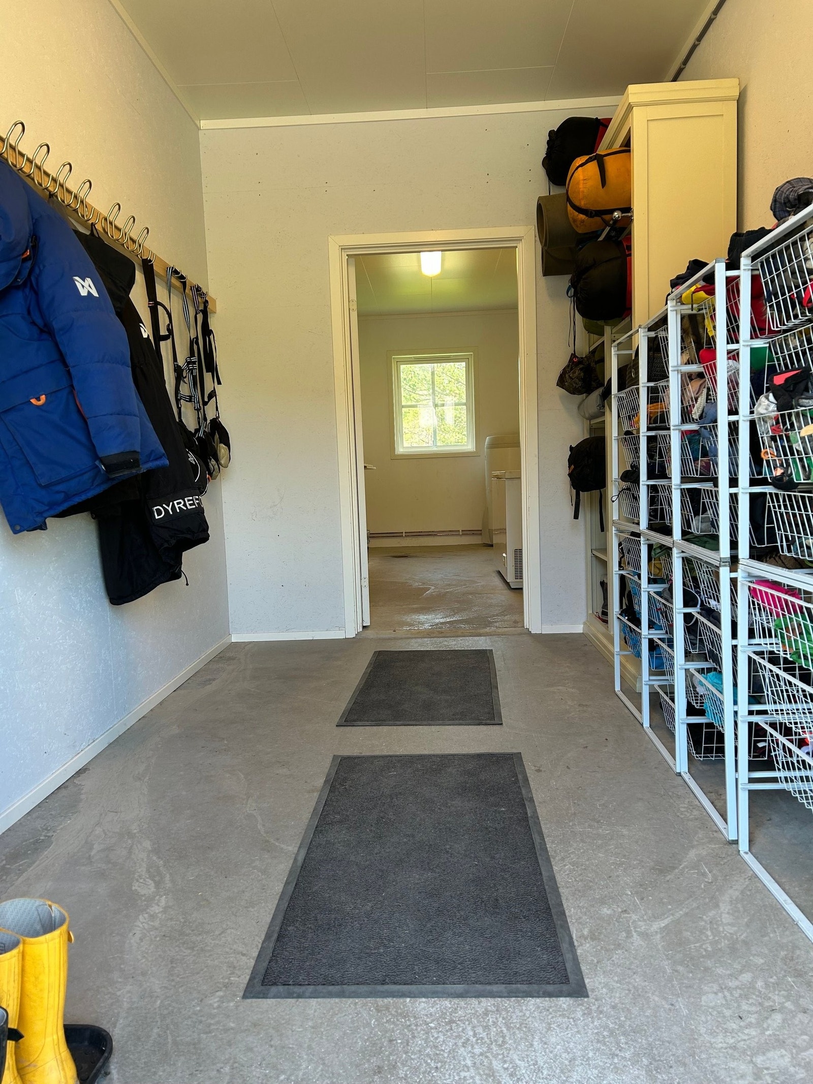 Uthus: garderobe Galleribilde