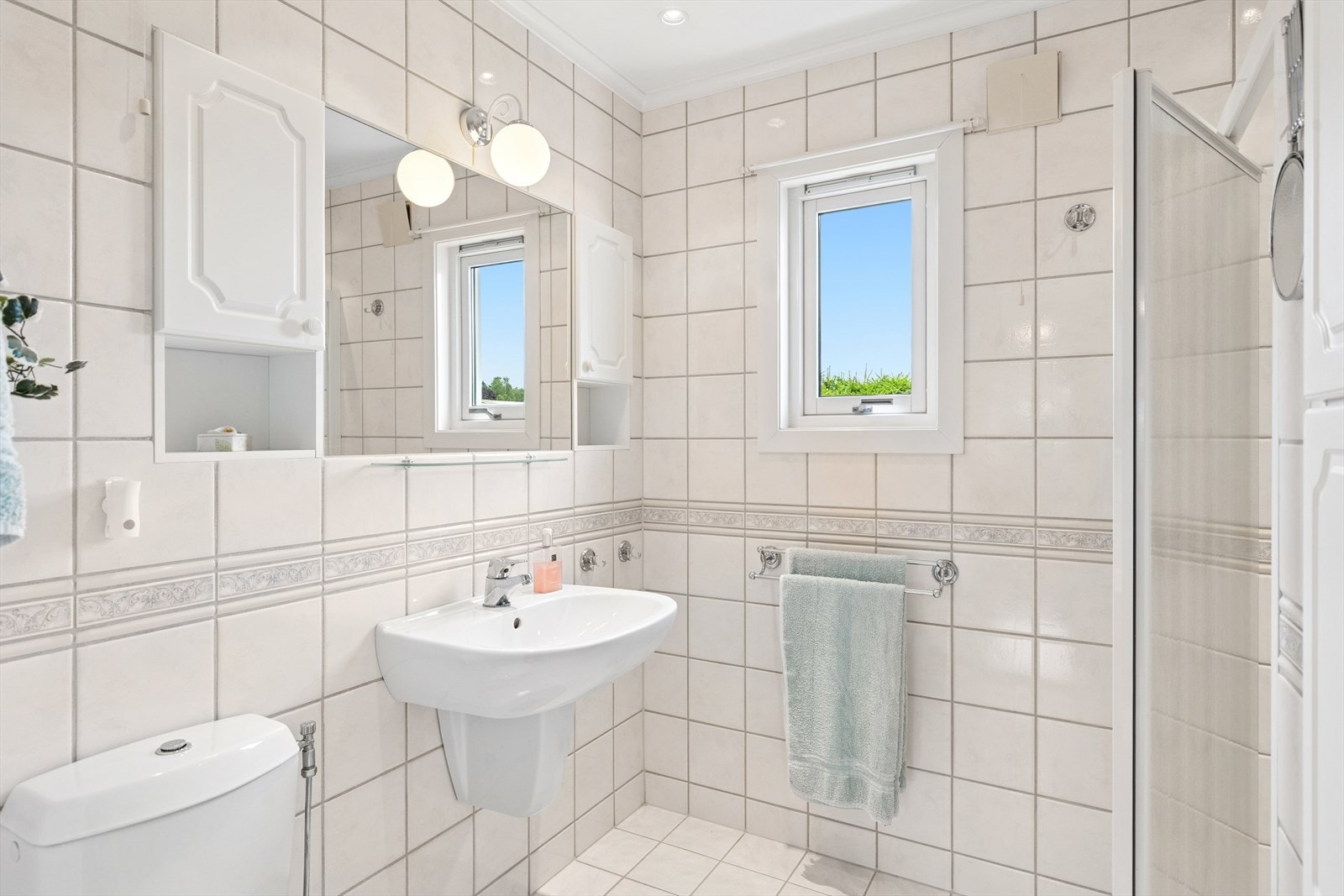 Baderommet ble renovert i 1996 og er helfliset med lys beige fliser på gulv og vegger. I gulvet er det varmekabler. Badet er ellers utstyrt med dusjnisje, toalett, servant og skap som gir god lagringsplass (se punkt "ferdigattest"). Galleribilde