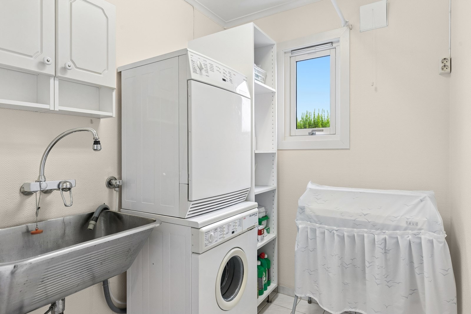 Vaskerommet ble også renovert i 1996 og er innredet med hvite fliser på gulvet og malt våtroms glassfiberstrie på vegg. Vaskerommet er utstyrt med utslagsvask og innredning som gir god lagringsplass. Det er også opplegg for vaskemaskin og tørketrommel. Galleribilde