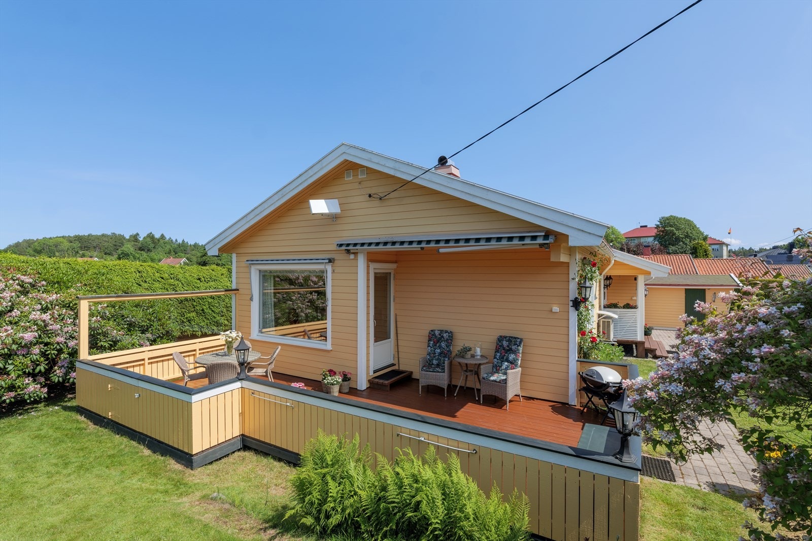 Boligen har også en hyggelig terrasse på 26 kvm hvor man kan nyte gode solforhold og fine sommerdager. Her er det sol fra morgen til kveld. Galleribilde