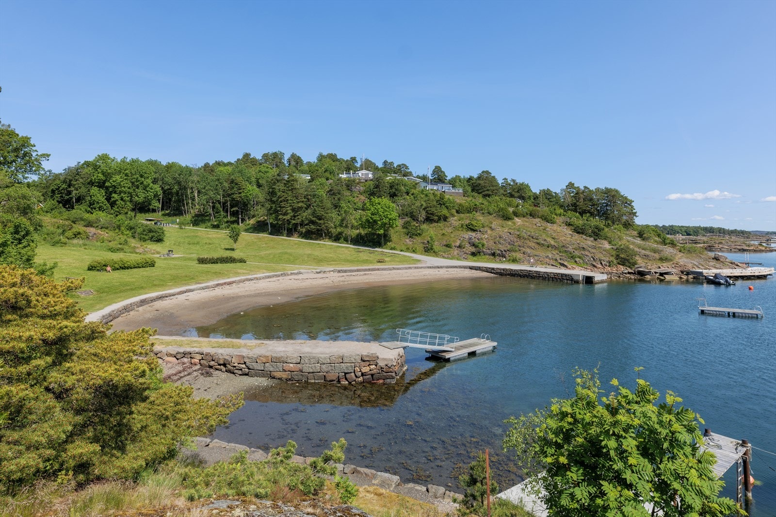 Den populære Torødstranda, som ligger inne i en fin bukt, med sandstrand, gressbakke, badeflåte og toalettfasiliteter ligger kun en kort gåtur unna. Galleribilde