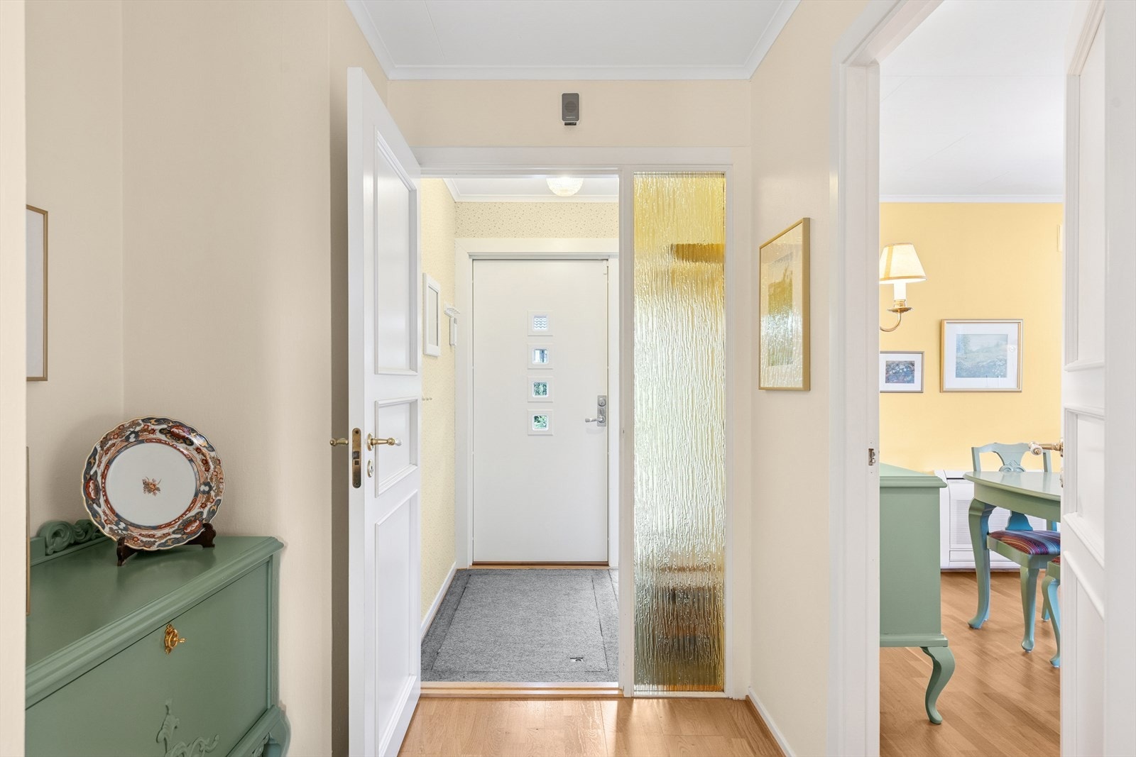 Velkommen inn! Man kommer inn i en entré som tar deg videre inn til en romslig gang. Galleribilde