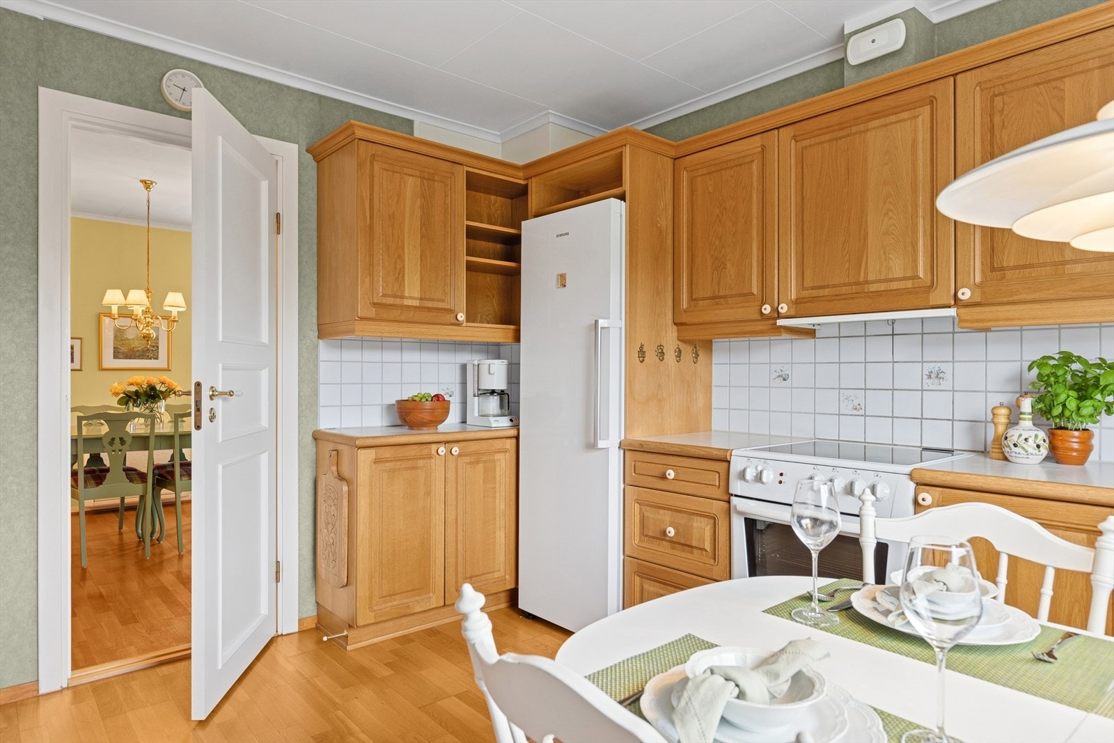 Kjøkkenet er ellers utstyrt med komfyr, kjøleskap, oppvaskmaskin fra 2024 og kjøkkenventilator med avtrekk ut. Galleribilde