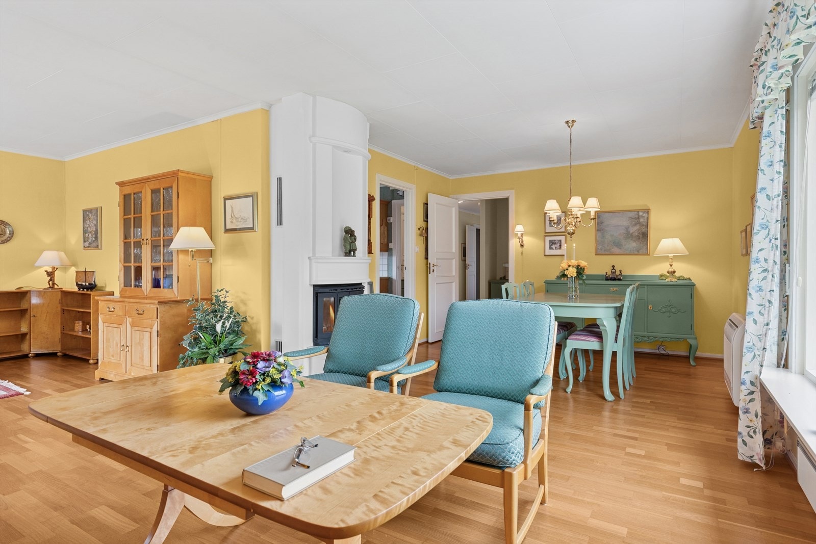 Vinkelstuen er av god størrelse, noe som gir rom for å møblere i flere soner med både salonger og spisegruppe. Galleribilde