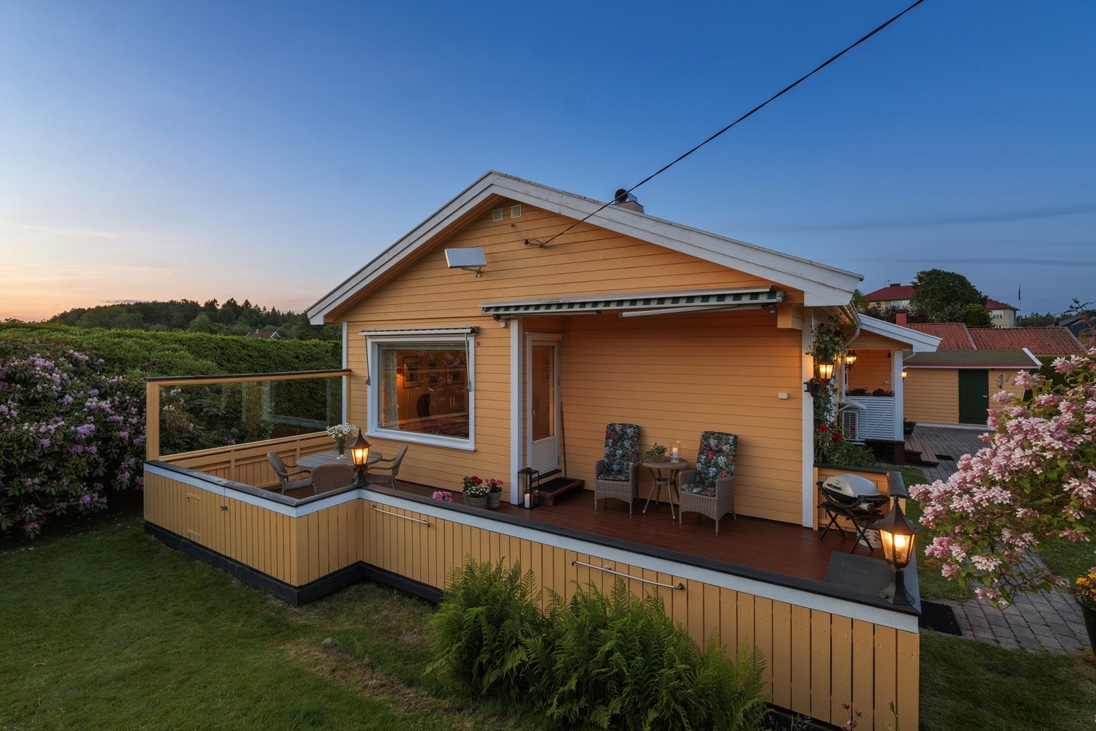 Rundt hele boligen er det flott belysning som lyser fint opp på kveldstid. Galleribilde