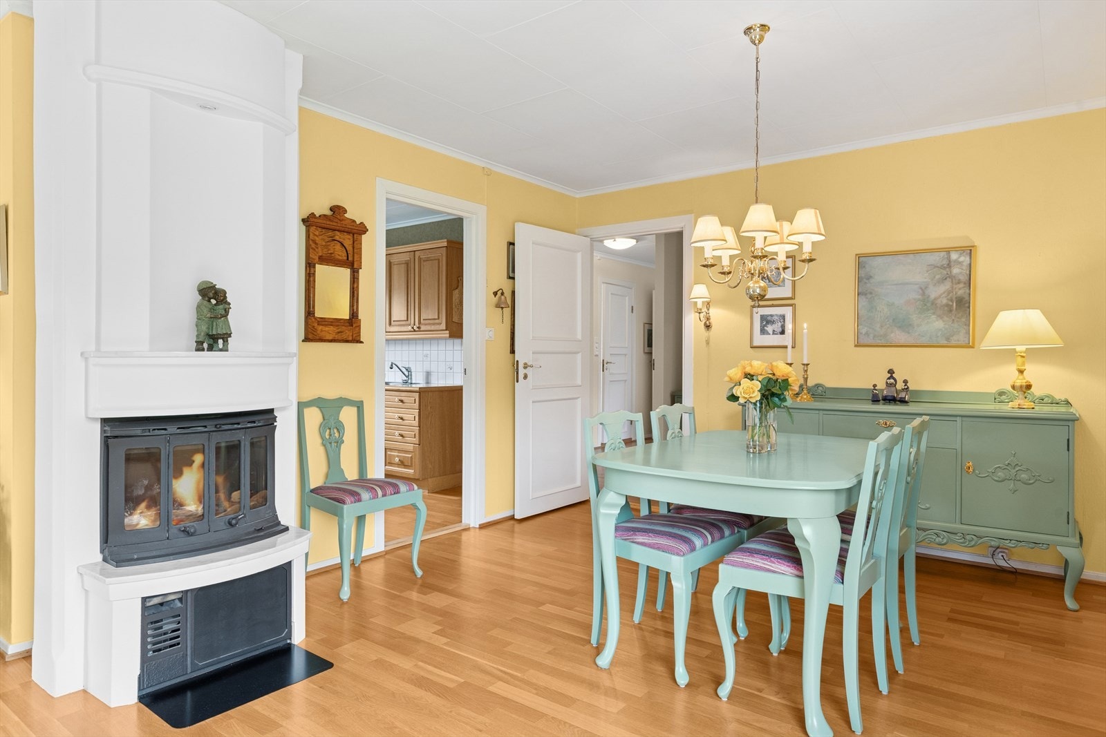 Her har man god plass til å dekke langbord og invitere venner og familie på besøk. Galleribilde