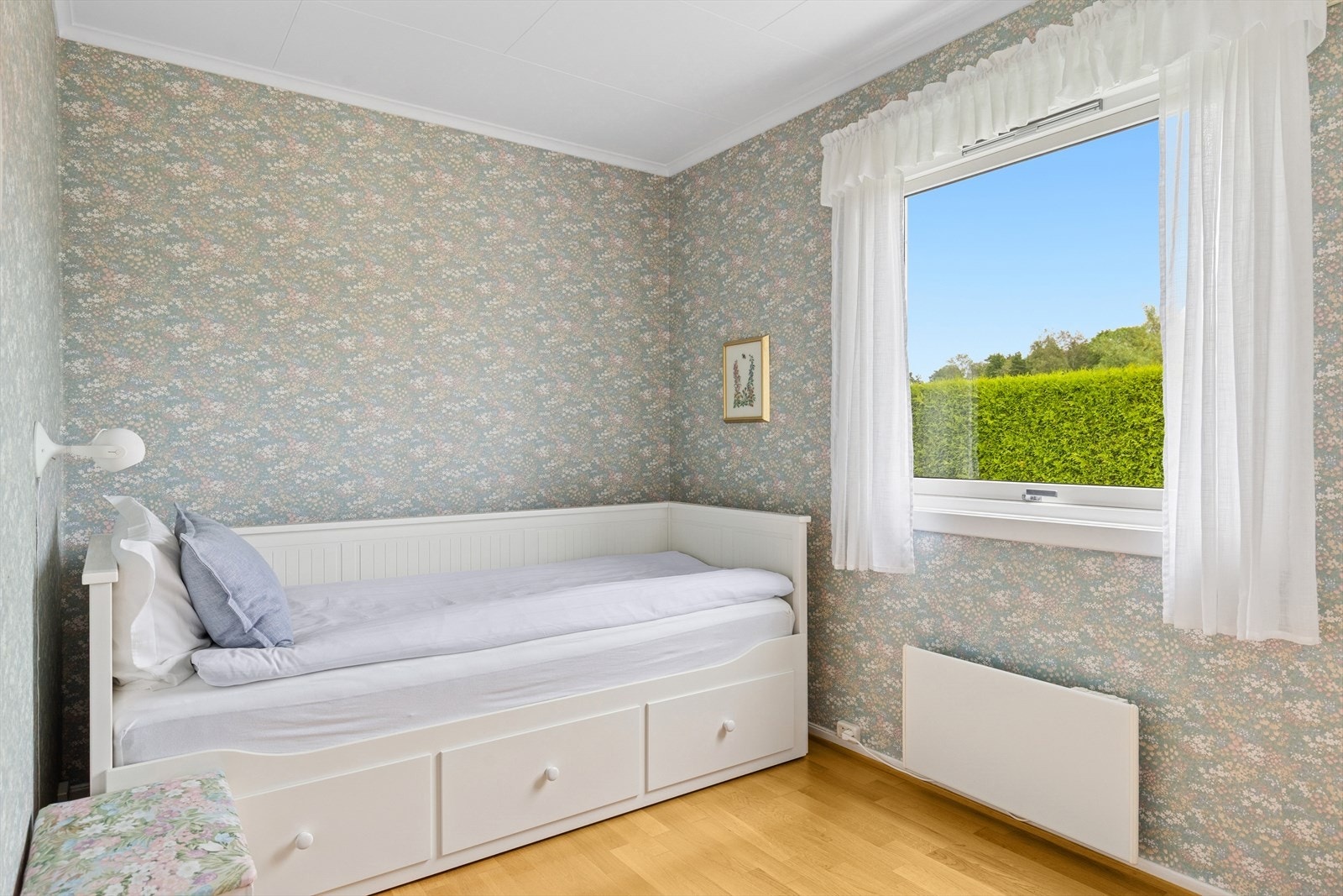 Soverom 2 er noe mindre, men passer ypperlig som barnerom eller gjesterom. Galleribilde