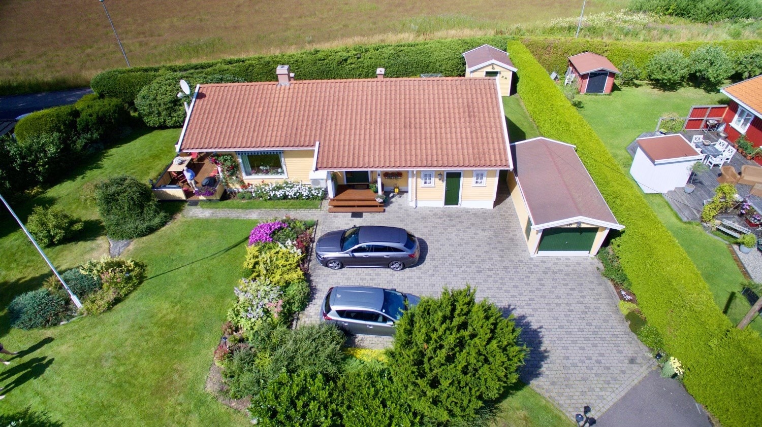 God plass til parkering av flere biler. Selgers private bilde. Galleribilde