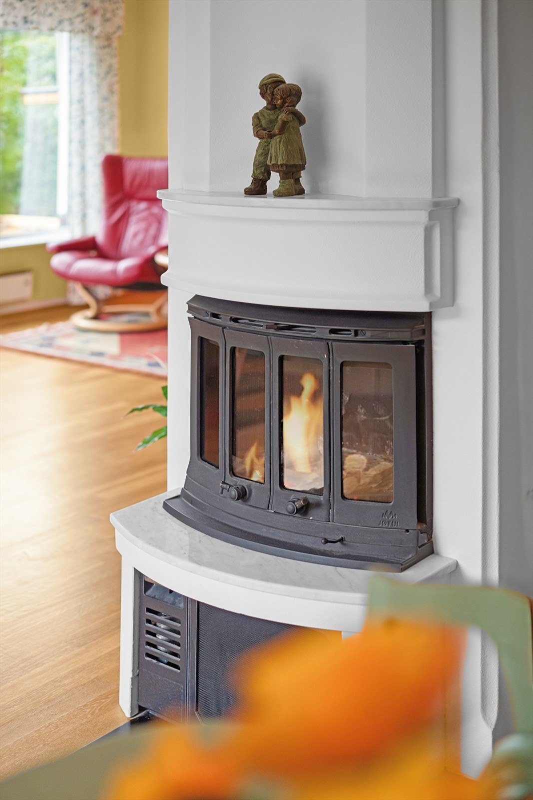 Stuen er utstyrt med peis og en varmepumpe fra 2014 som sørger for god og energieffektiv oppvarming året rundt. Varmepumpen kan også benyttes til kjøling på varme dager. Galleribilde