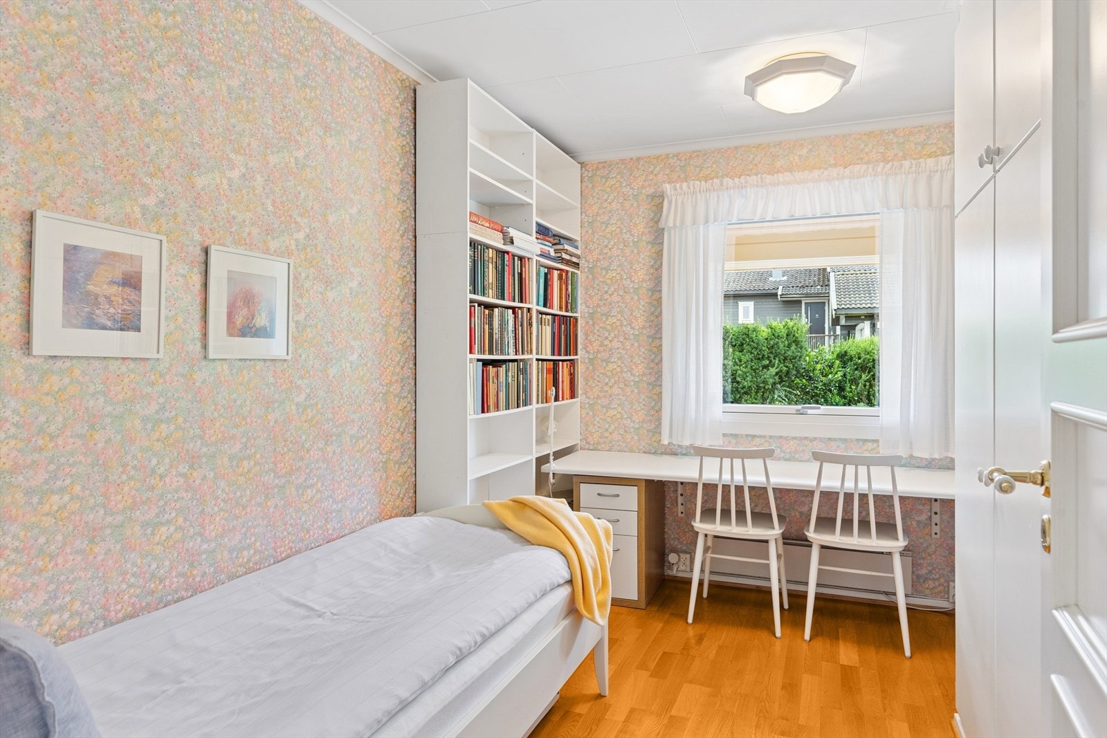 Soverom 3 er også av god størrelse og har plass til både seng, garderobe og tilhørende møblement. Galleribilde