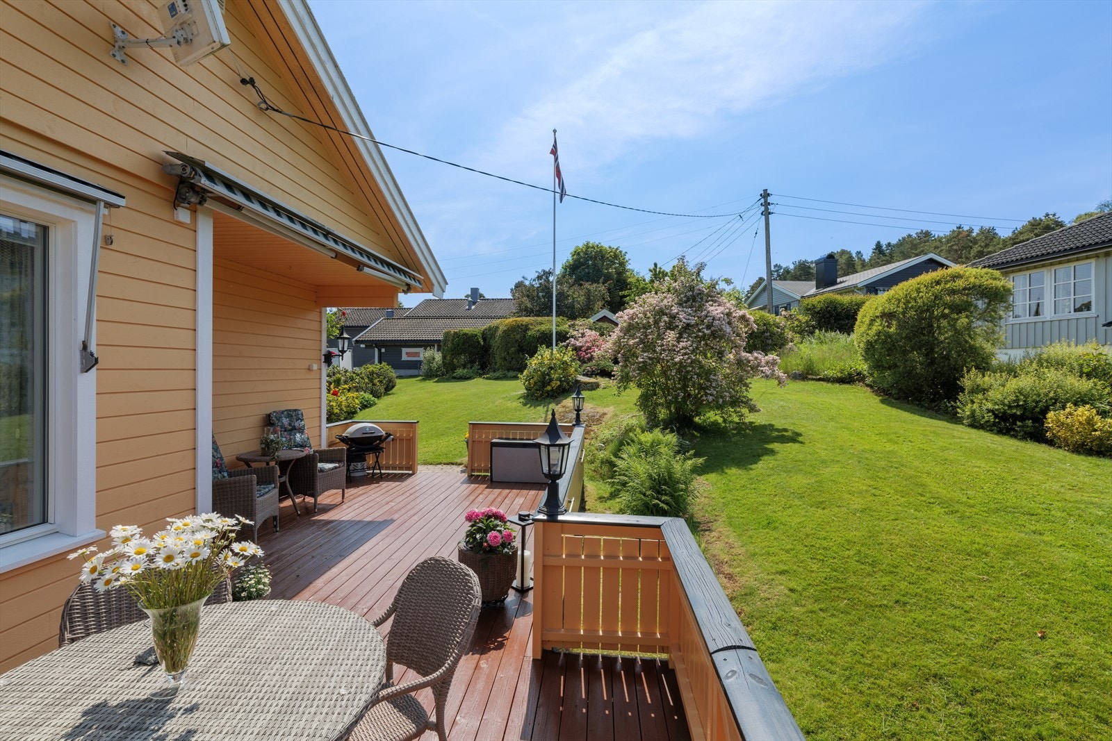 Fra terrassen kan man nyte flott utsikt over den frodige og pent beplantede hagen. Galleribilde