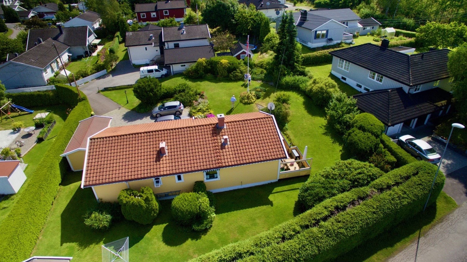 Tomten er på 1 282 kvm og er flott opparbeidet med en stor og frodig hage, som stekker seg rundt boligen. Selgers private bilde. Galleribilde