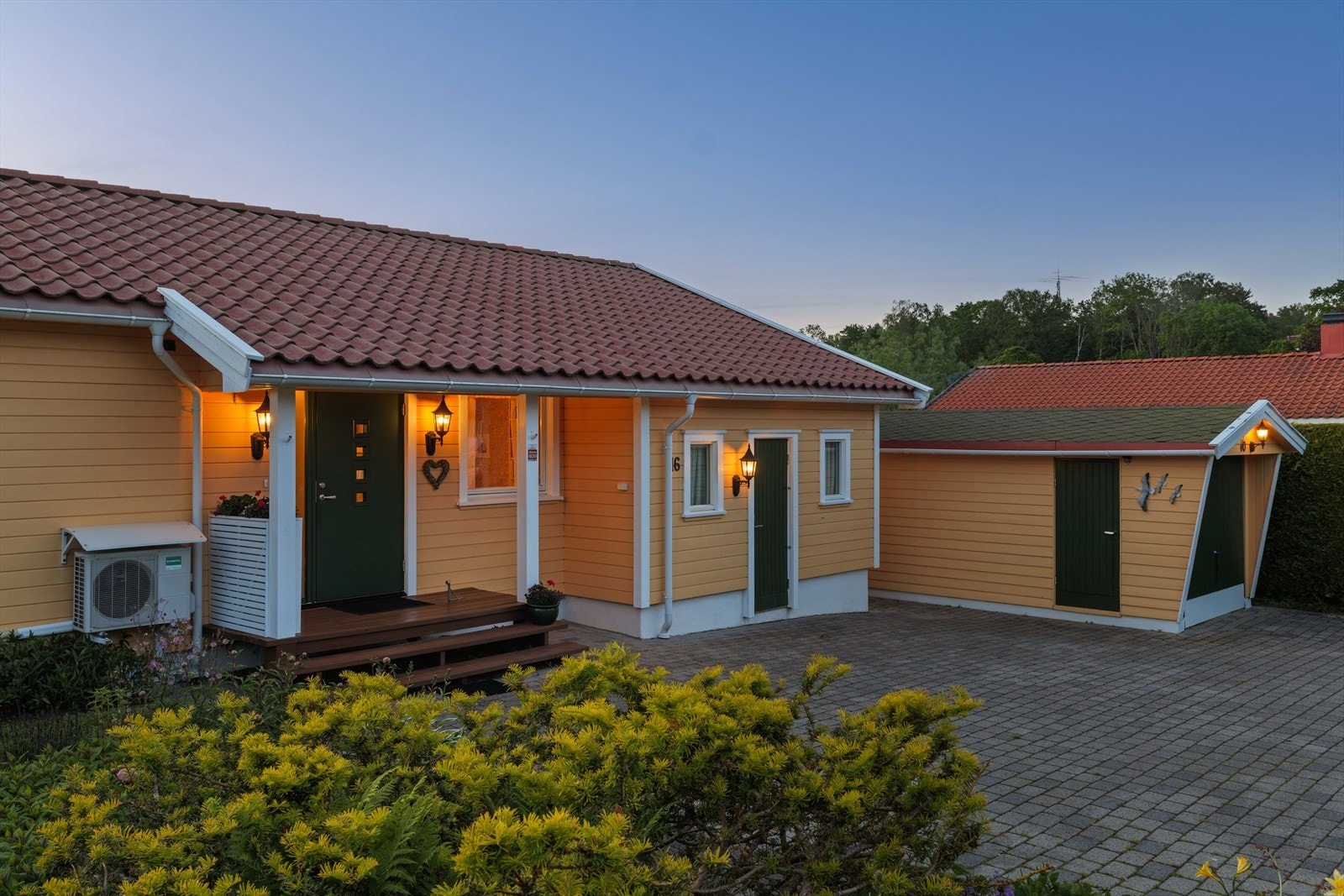 I tillegg til parkering i garasje har man god plass til parkering på gårdsplassen. Galleribilde